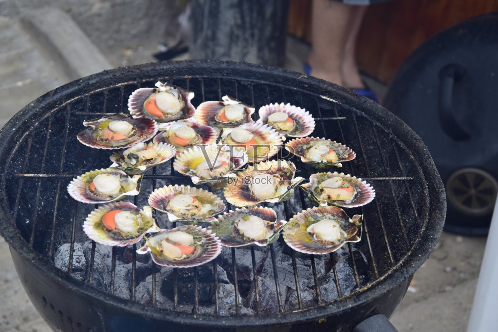 在帕拉卡斯市，人们用金属烤架烤海贝。秘鲁。特写镜头照片摄影图片