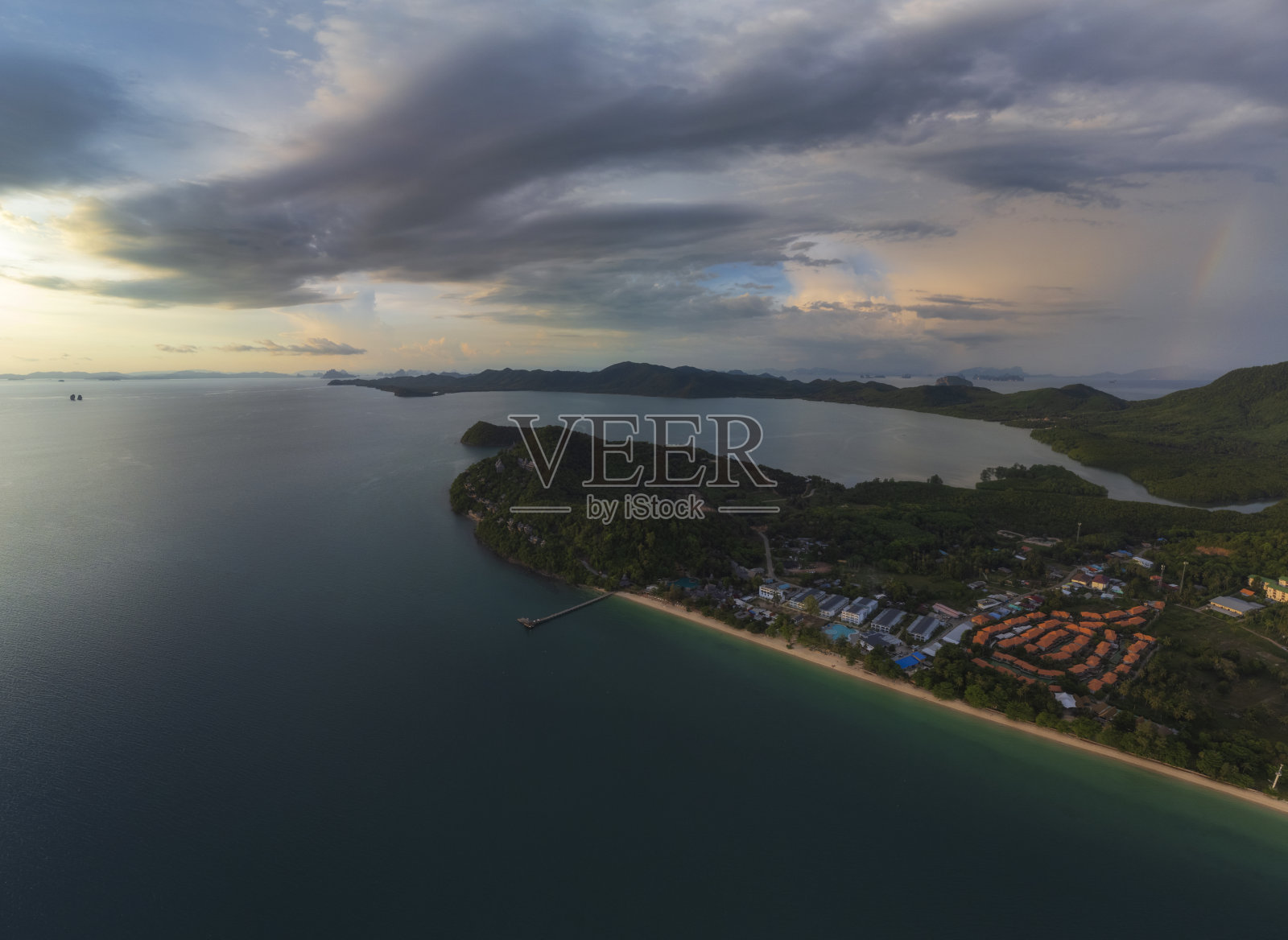 从空中俯瞰位于普吉岛、甲米岛和泰国攀牙岛之间的安达曼海岛。照片摄影图片