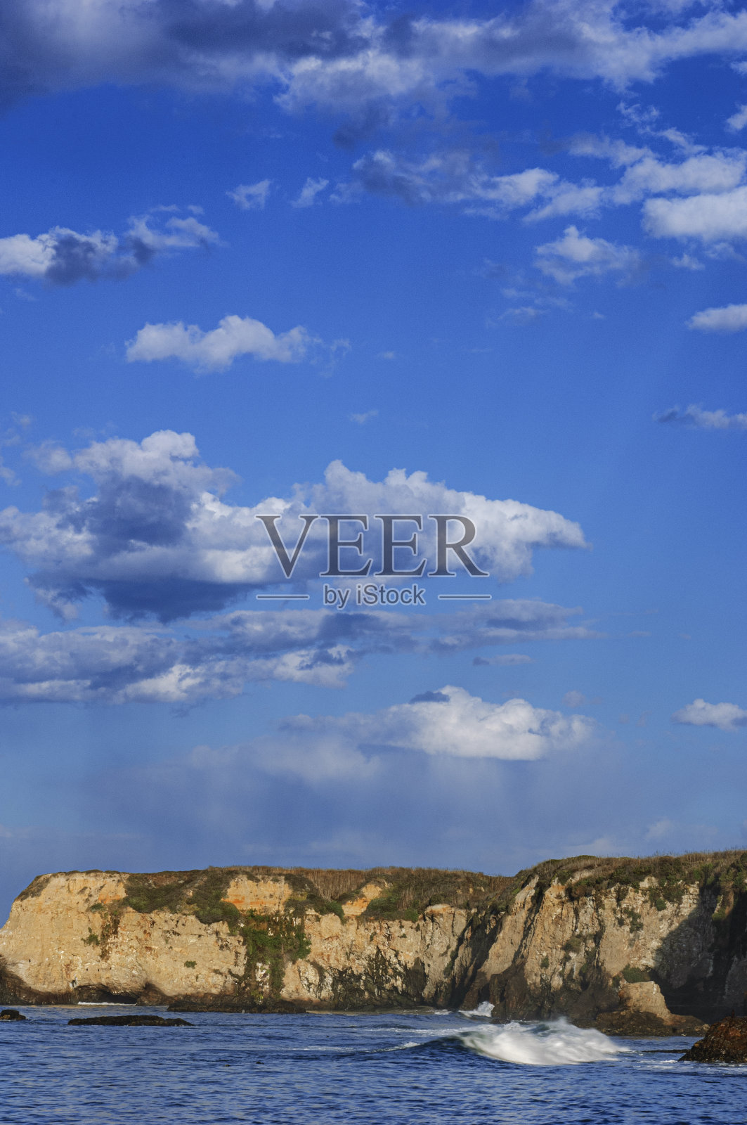 加利福尼亚海岸海滩上的汹涌海浪照片摄影图片