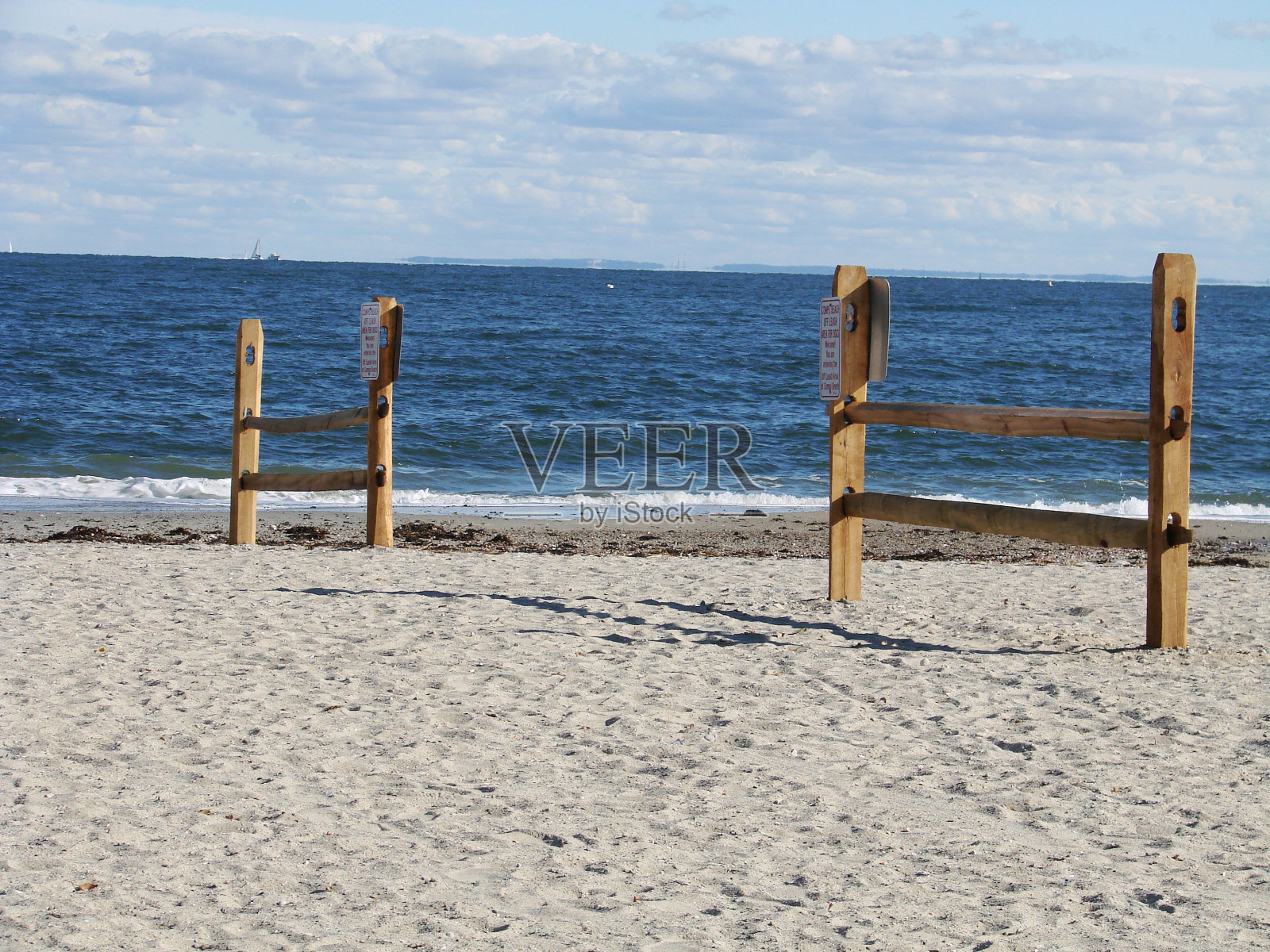 栅栏分隔了海滩照片摄影图片