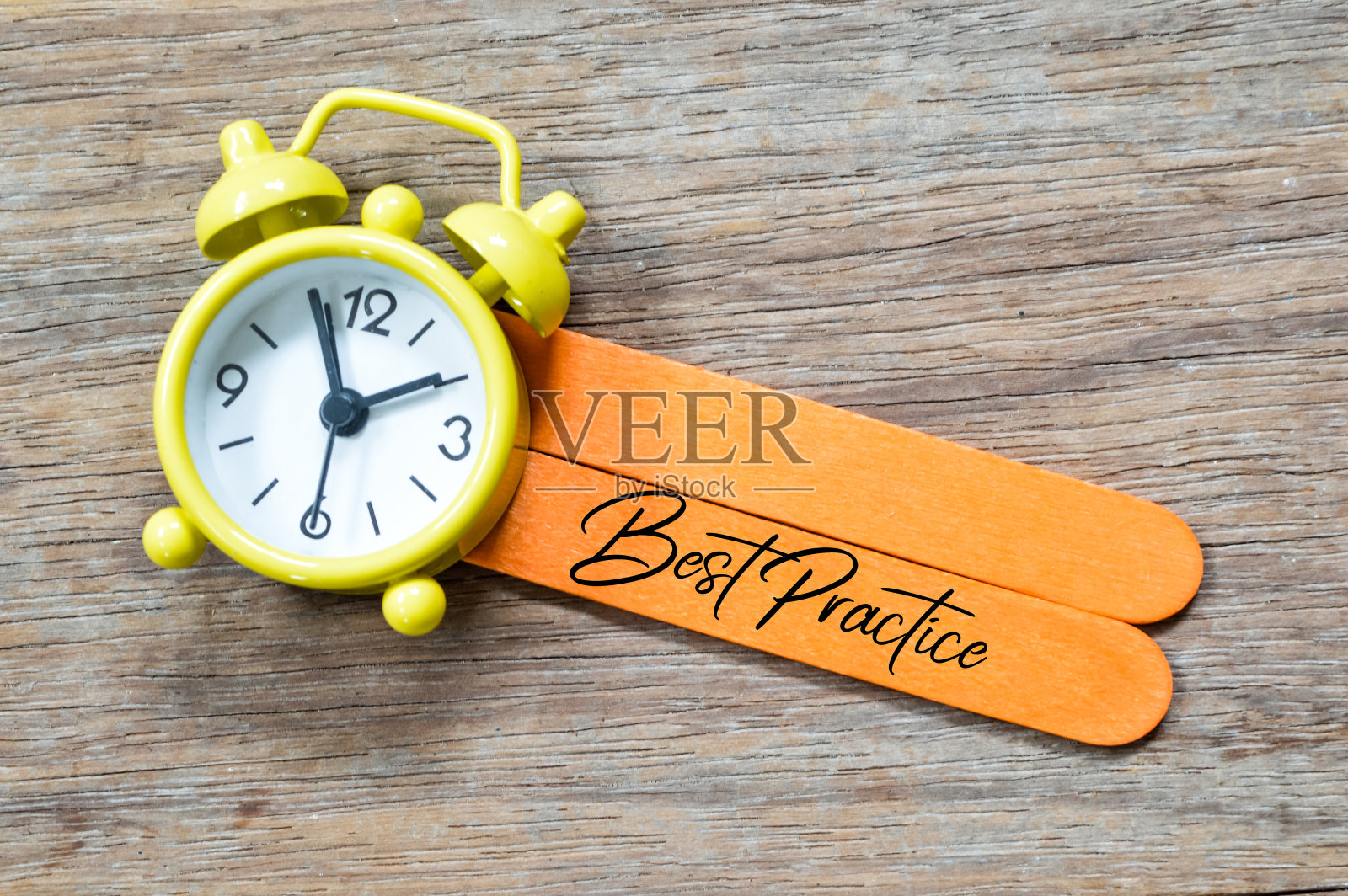 最好的做法写在冰淇淋棒木制背景。照片摄影图片