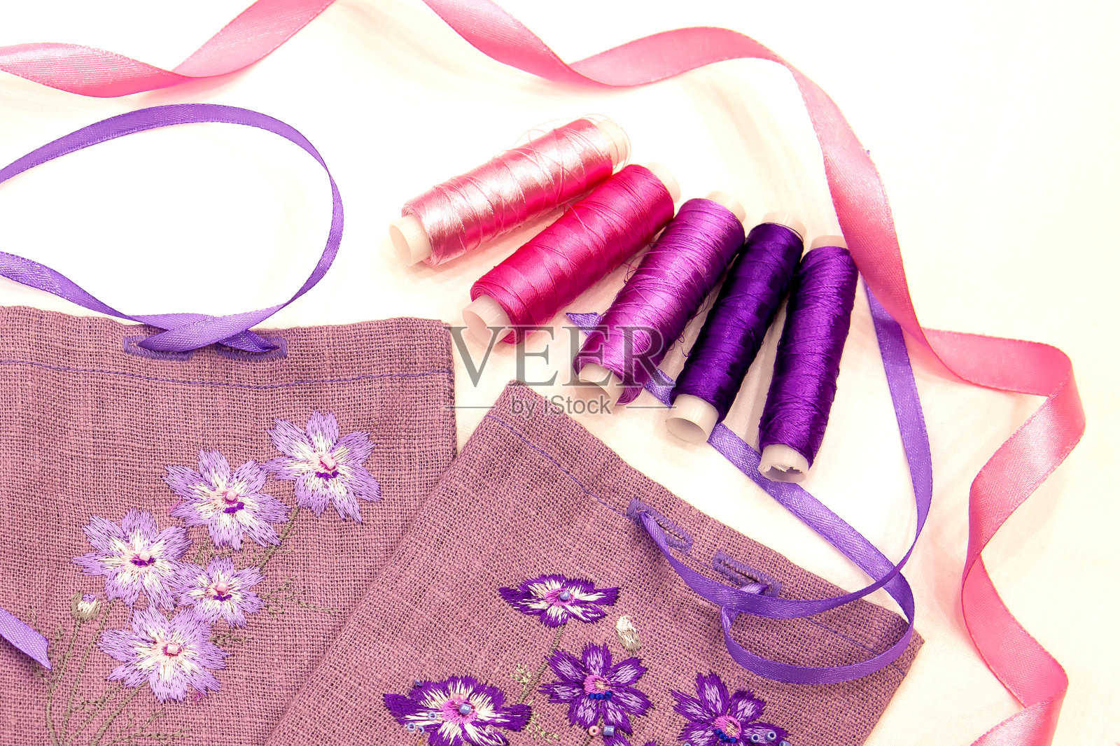 装饰性亚麻刺绣袋，用于存放小东西，芳香袋，内部细节。照片摄影图片