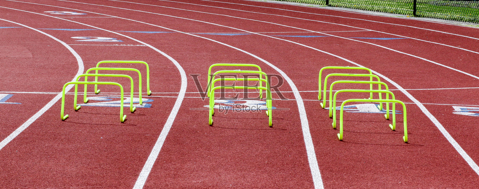 在跑道上设置了三排黄色的迷你跨栏照片摄影图片