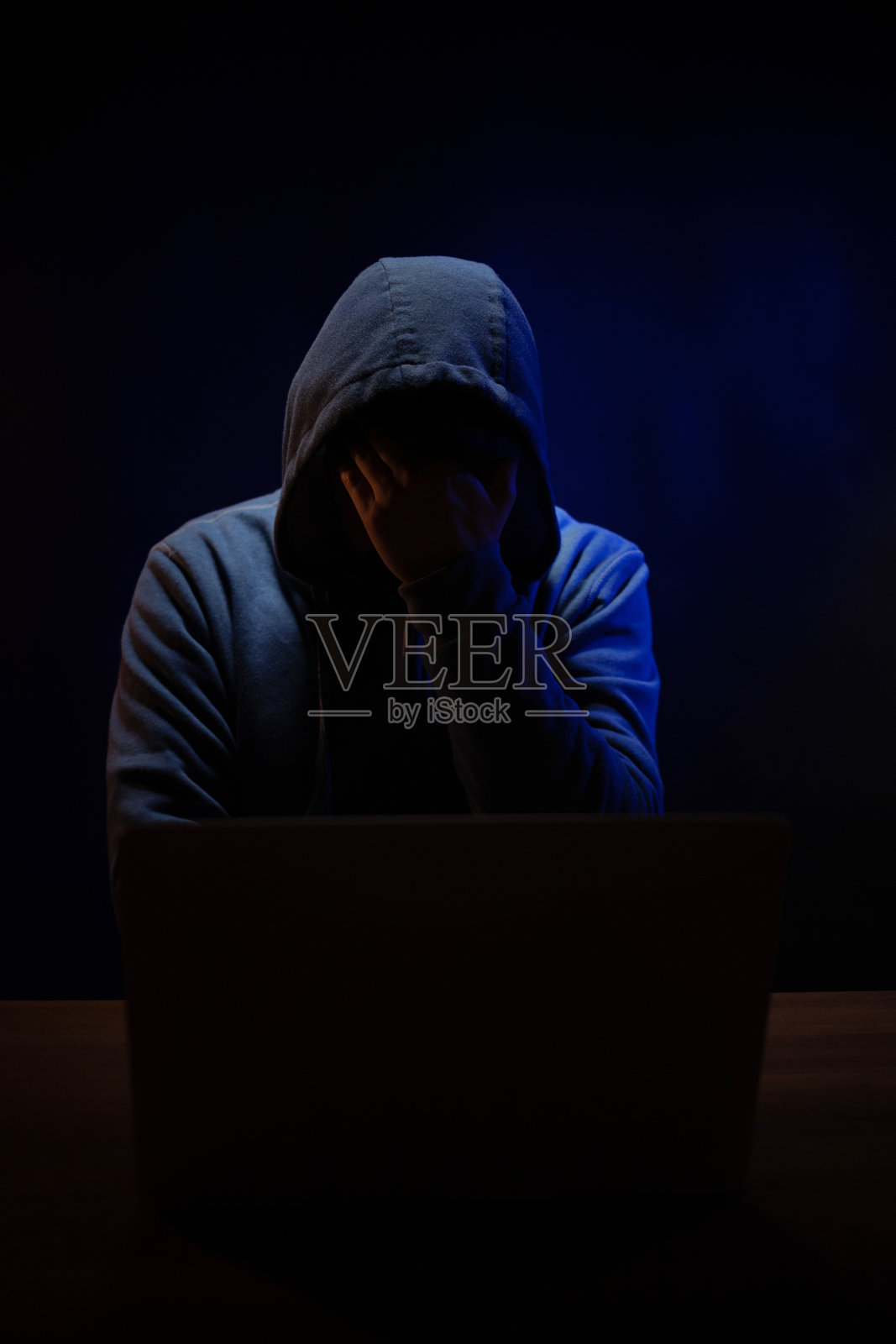 在电脑笔记本电脑前的黑客。在黑暗房间里的黑客男人照片摄影图片