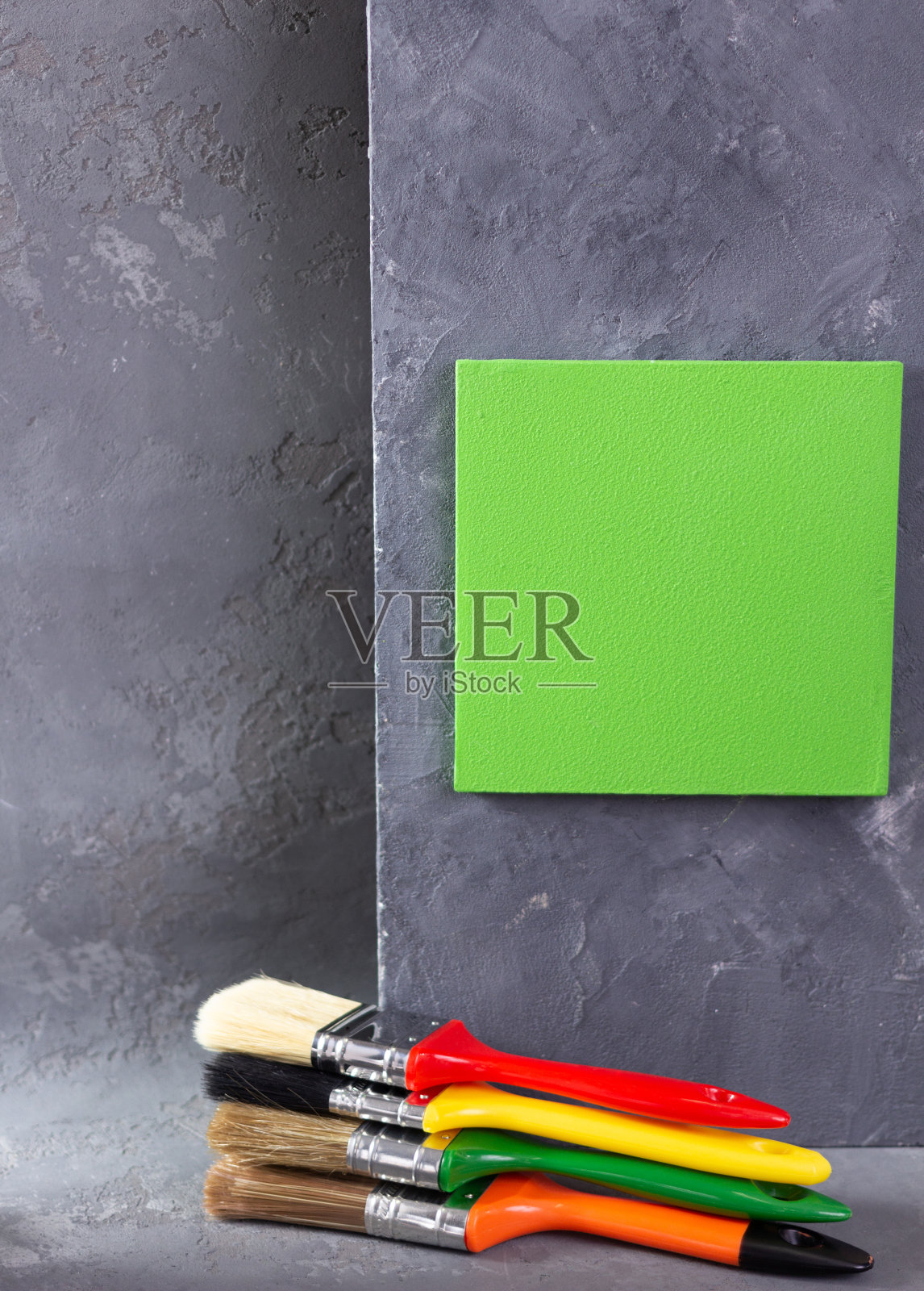 水泥墙背景上的画笔建筑工具照片摄影图片