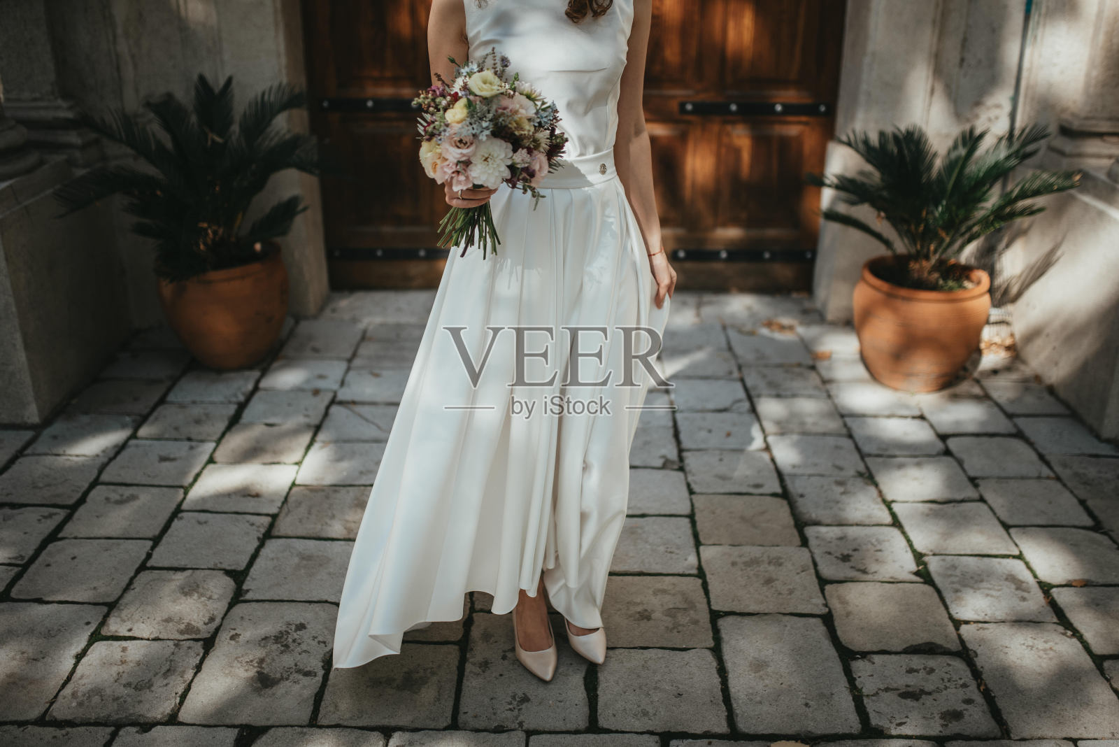 身穿婚纱的年轻新娘照片摄影图片