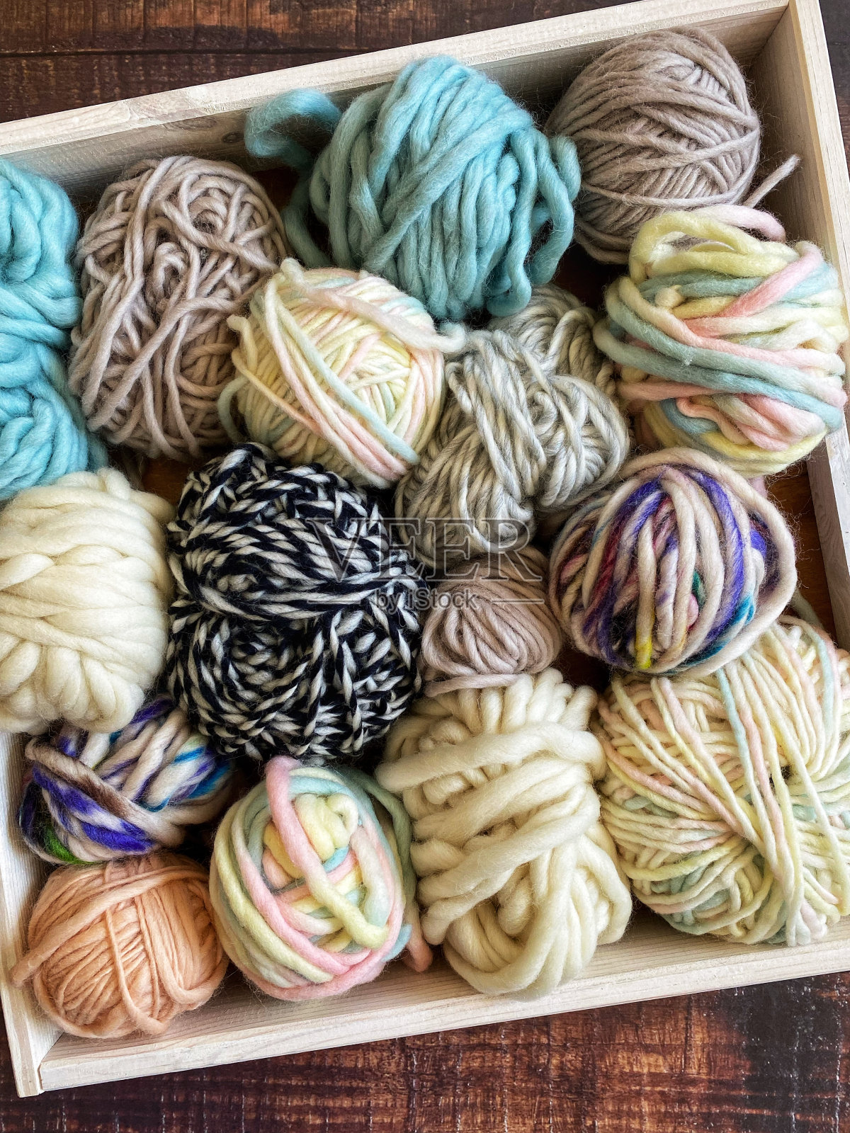 木盘里五颜六色的羊毛球照片摄影图片