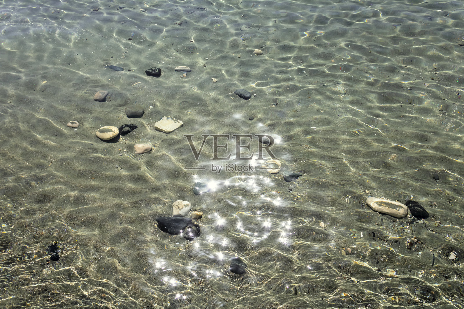 闪亮透明的海水和水下的石头照片摄影图片