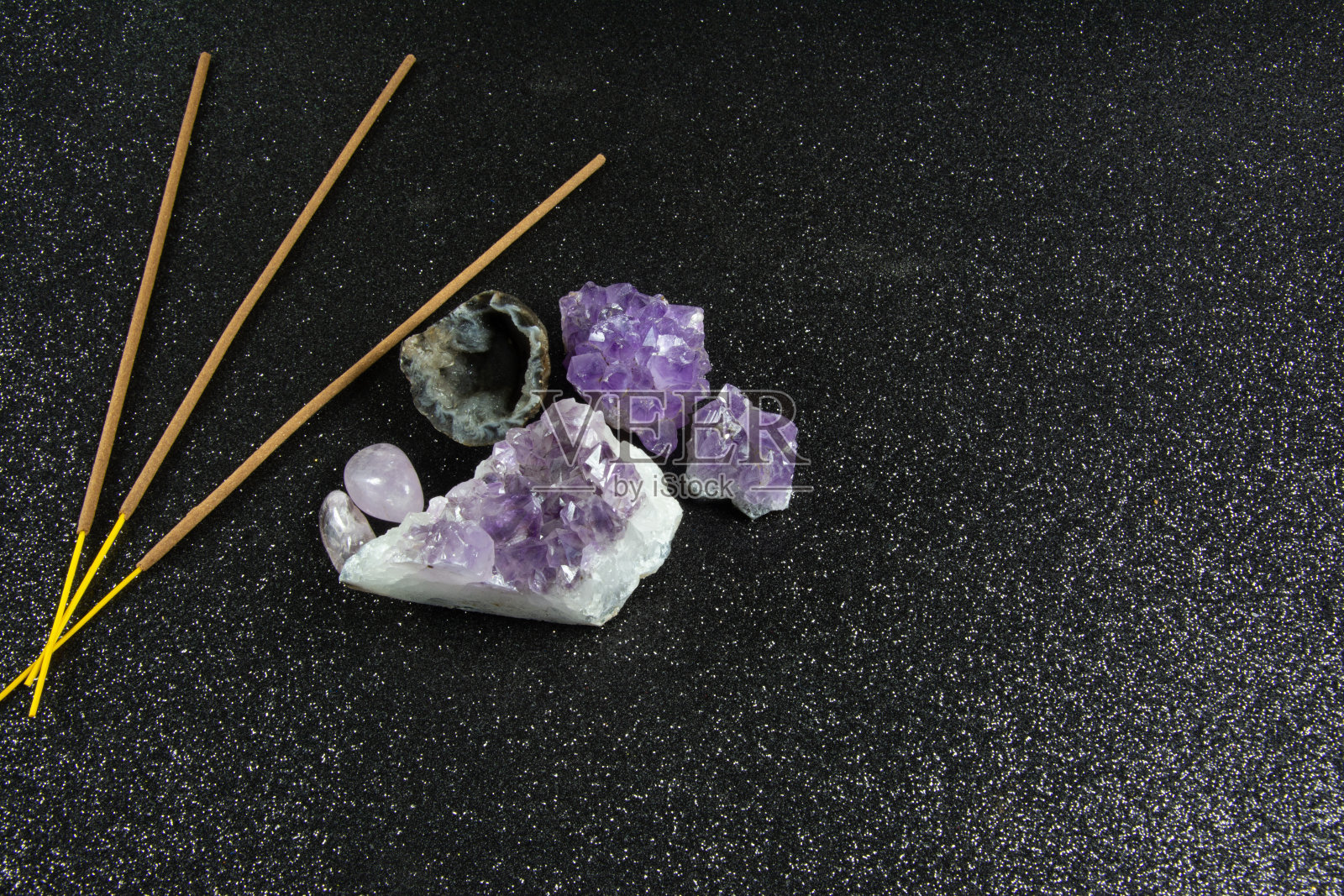 紫水晶黑色背景照片摄影图片