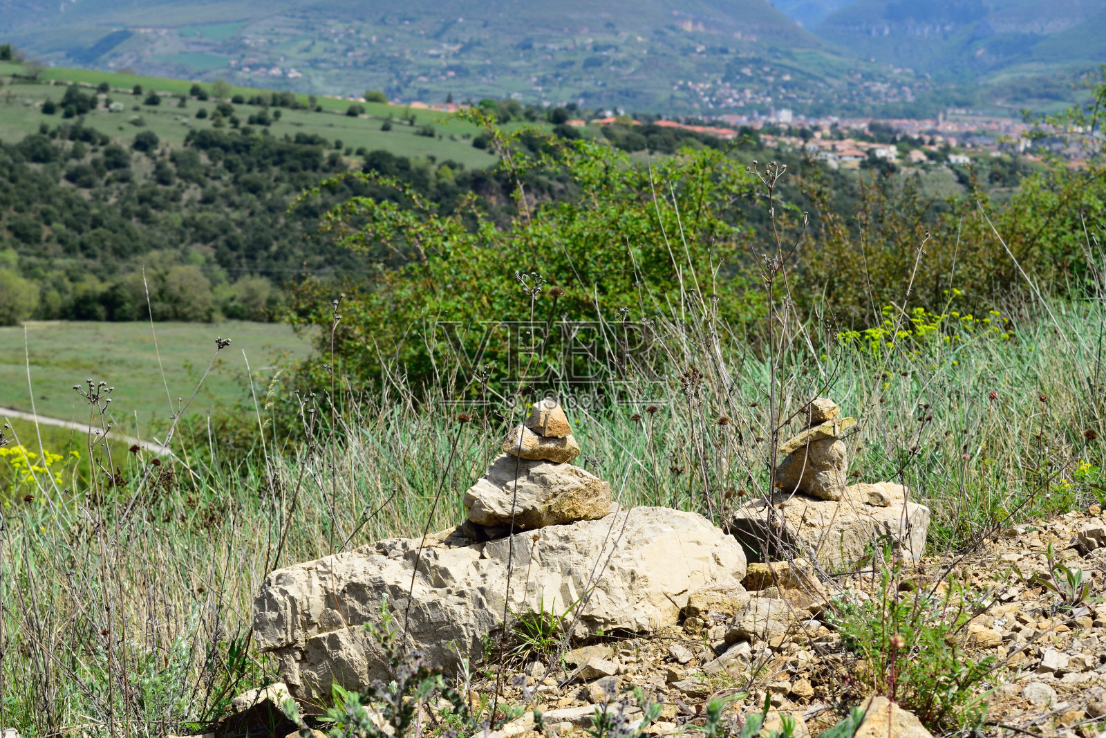 抽象的岩石集合，背景是一个山村照片摄影图片