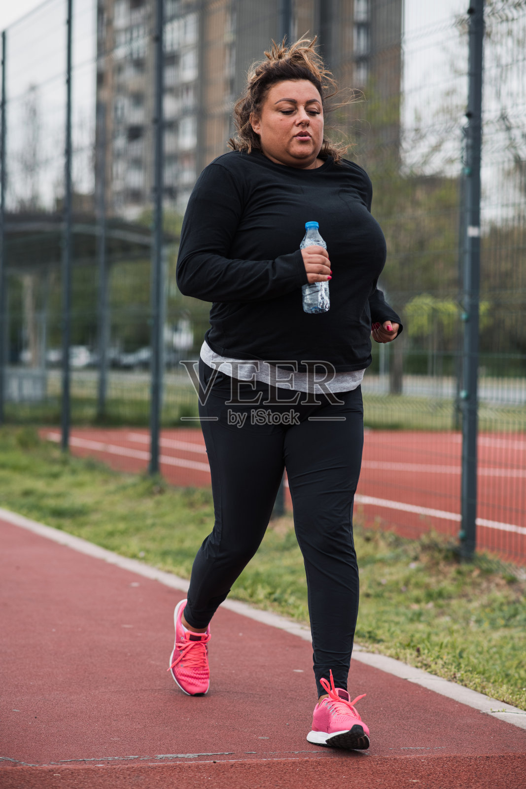 跑步中的肥胖西班牙裔女人照片摄影图片