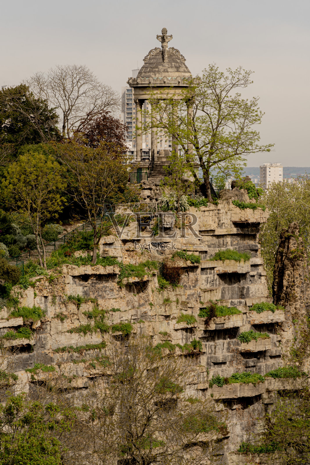 法国巴黎，2022年04月10日:丘比特肖蒙公园。观景岛的西比尔神庙照片摄影图片