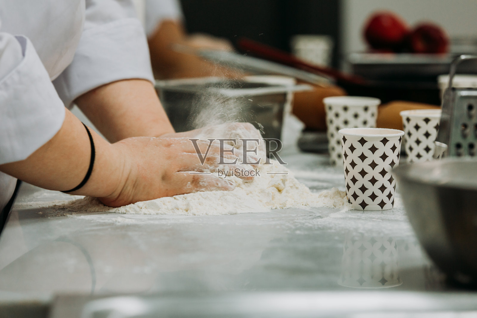 一个烹饪专业的学生正在为苹果派做面团照片摄影图片