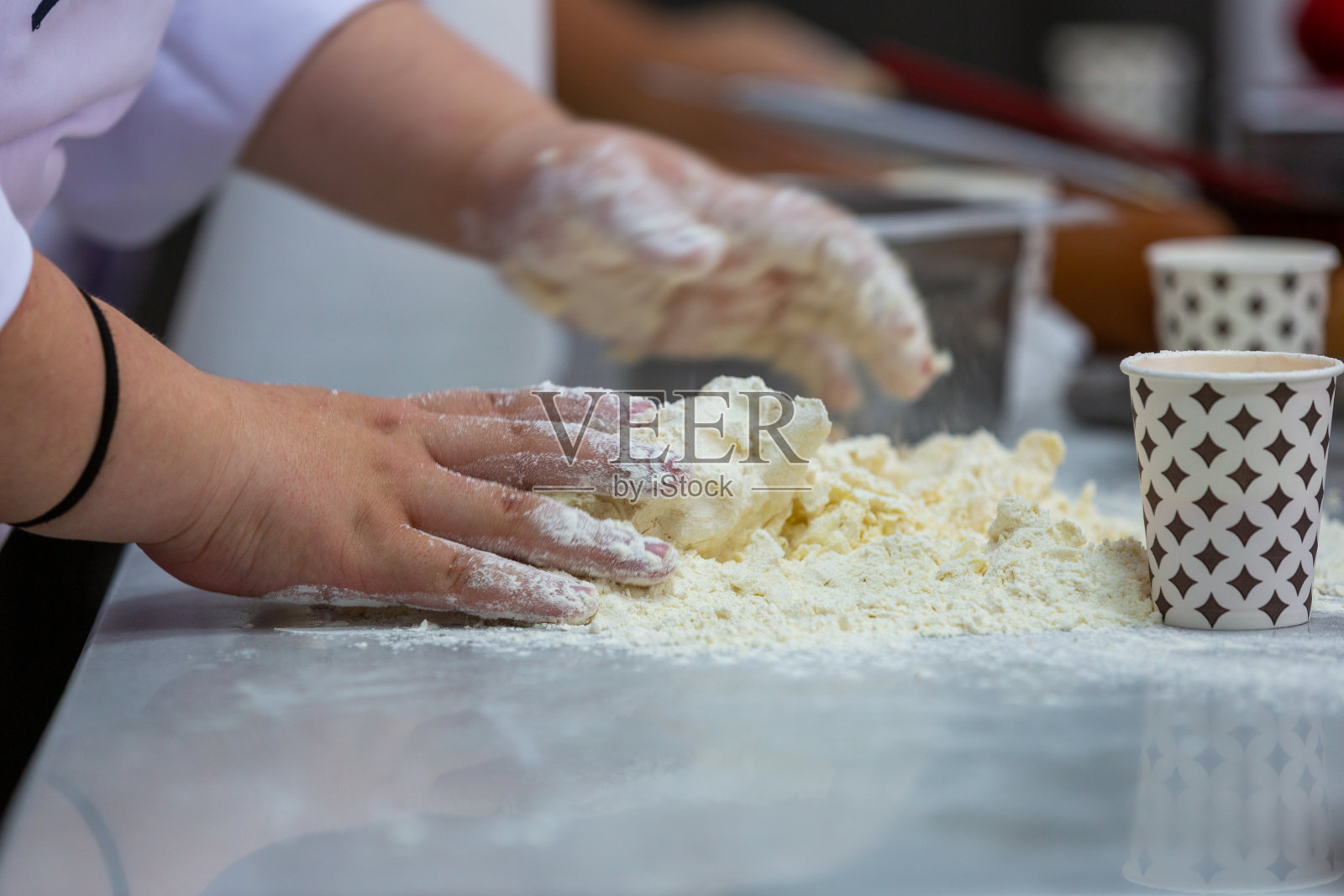 一个烹饪专业的学生正在为苹果派做面团照片摄影图片