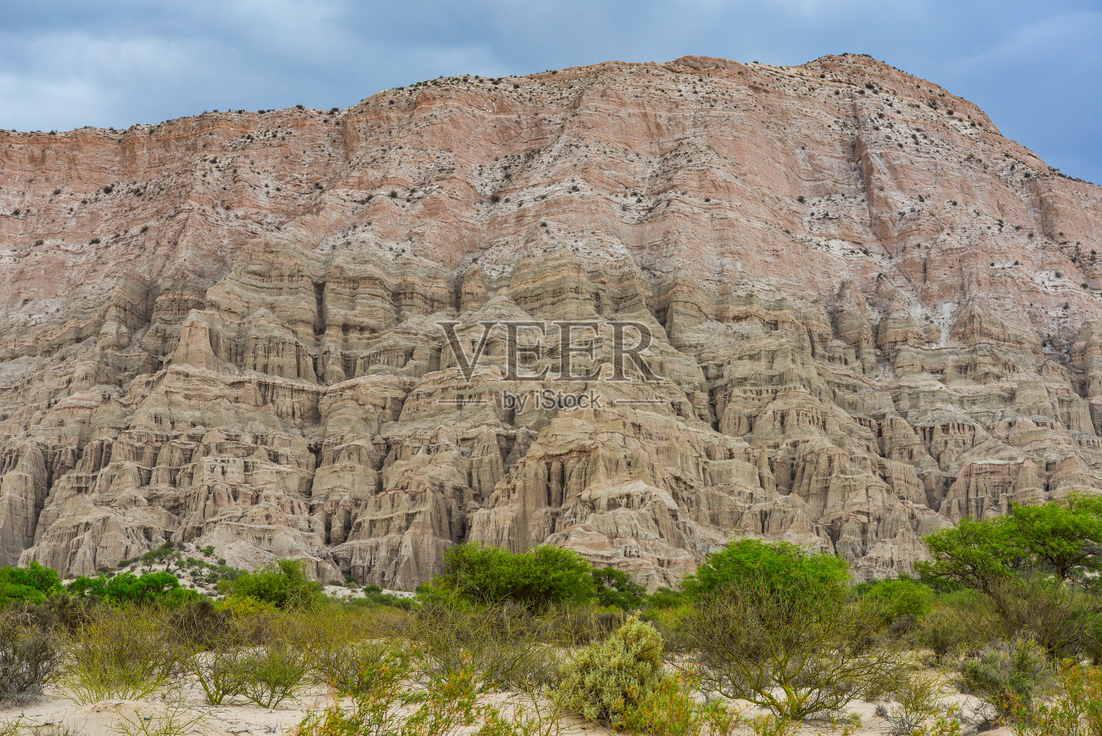 卡塔马卡的安第斯山麓崎岖的地质照片摄影图片
