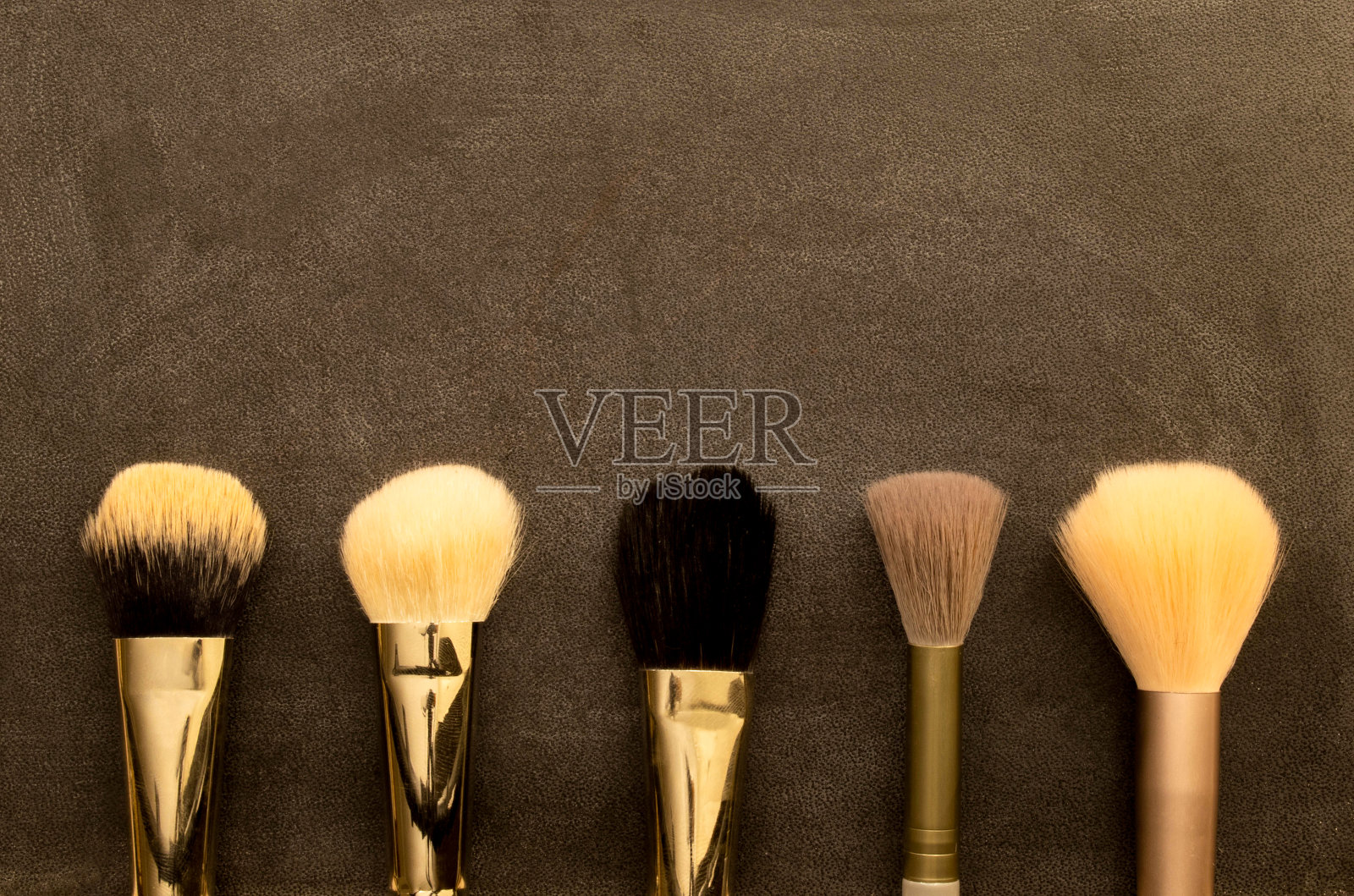 化妆套装各种色调紧凑和松散的脸粉，古铜色珍珠。照片摄影图片