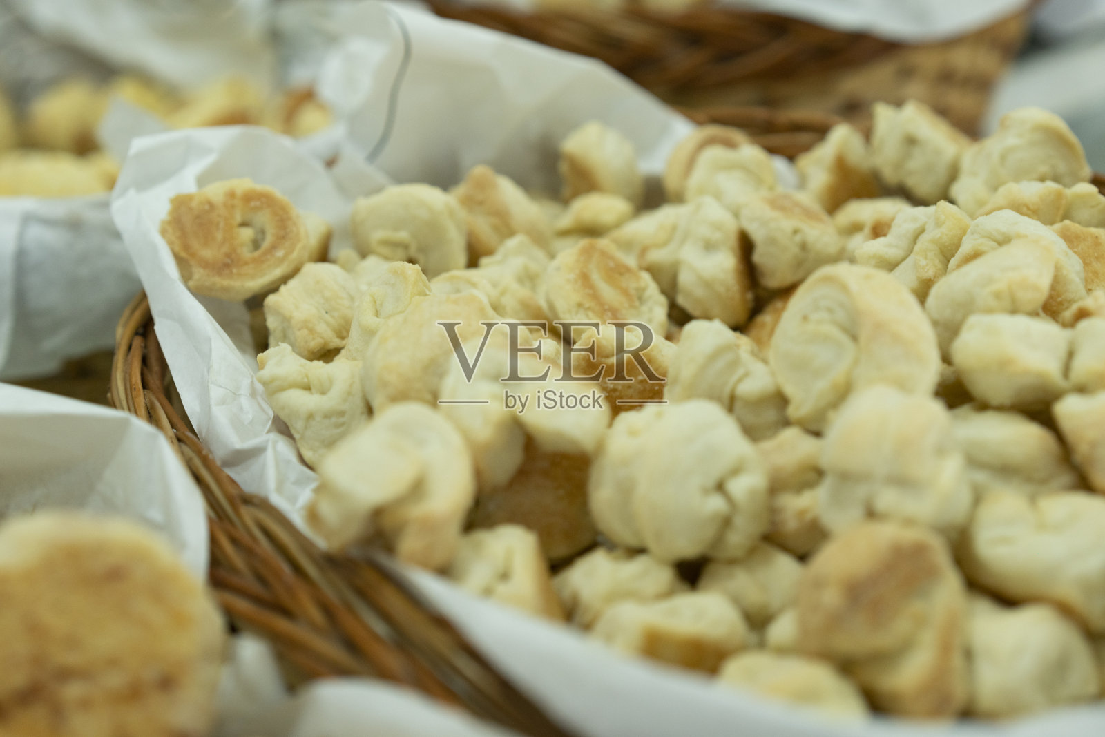 在面包店展出的咸饼干的特写照片摄影图片