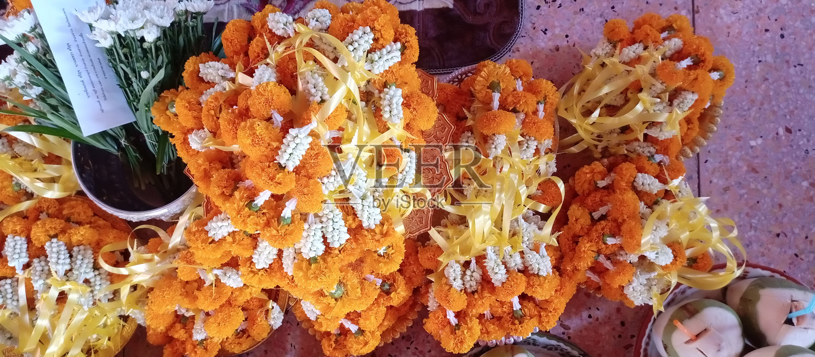 提供纪念的礼物一组问候。照片摄影图片