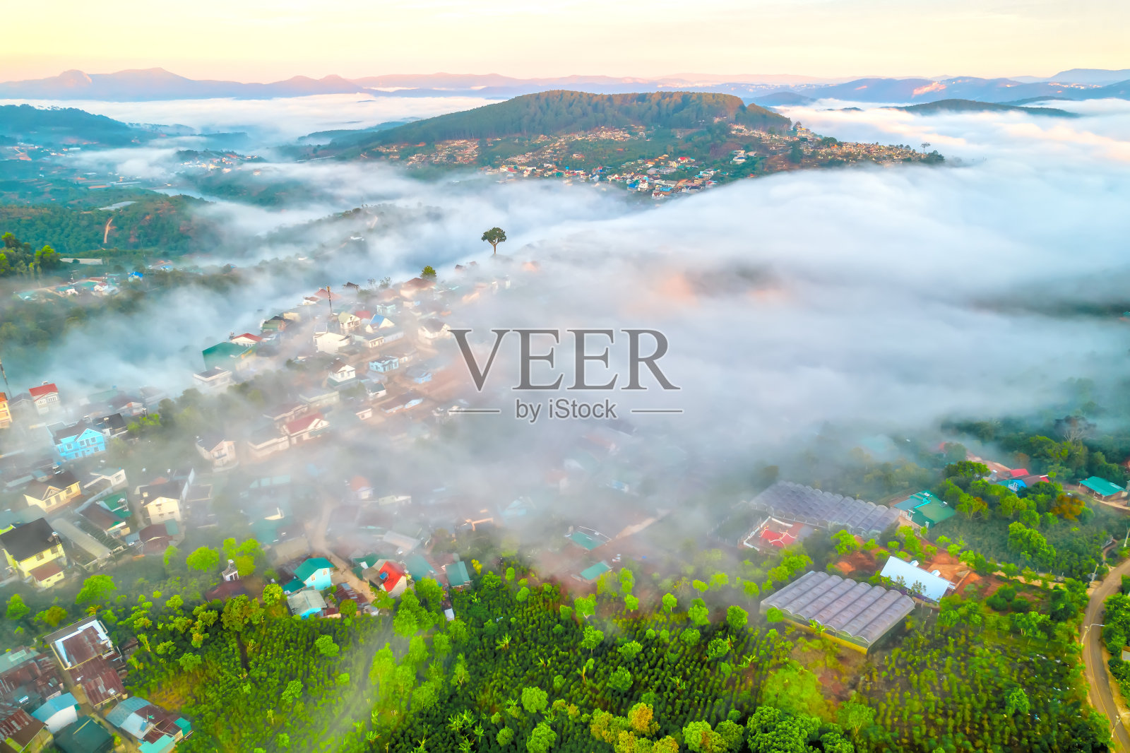 在清晨薄雾中鸟瞰这座城市非常美丽照片摄影图片