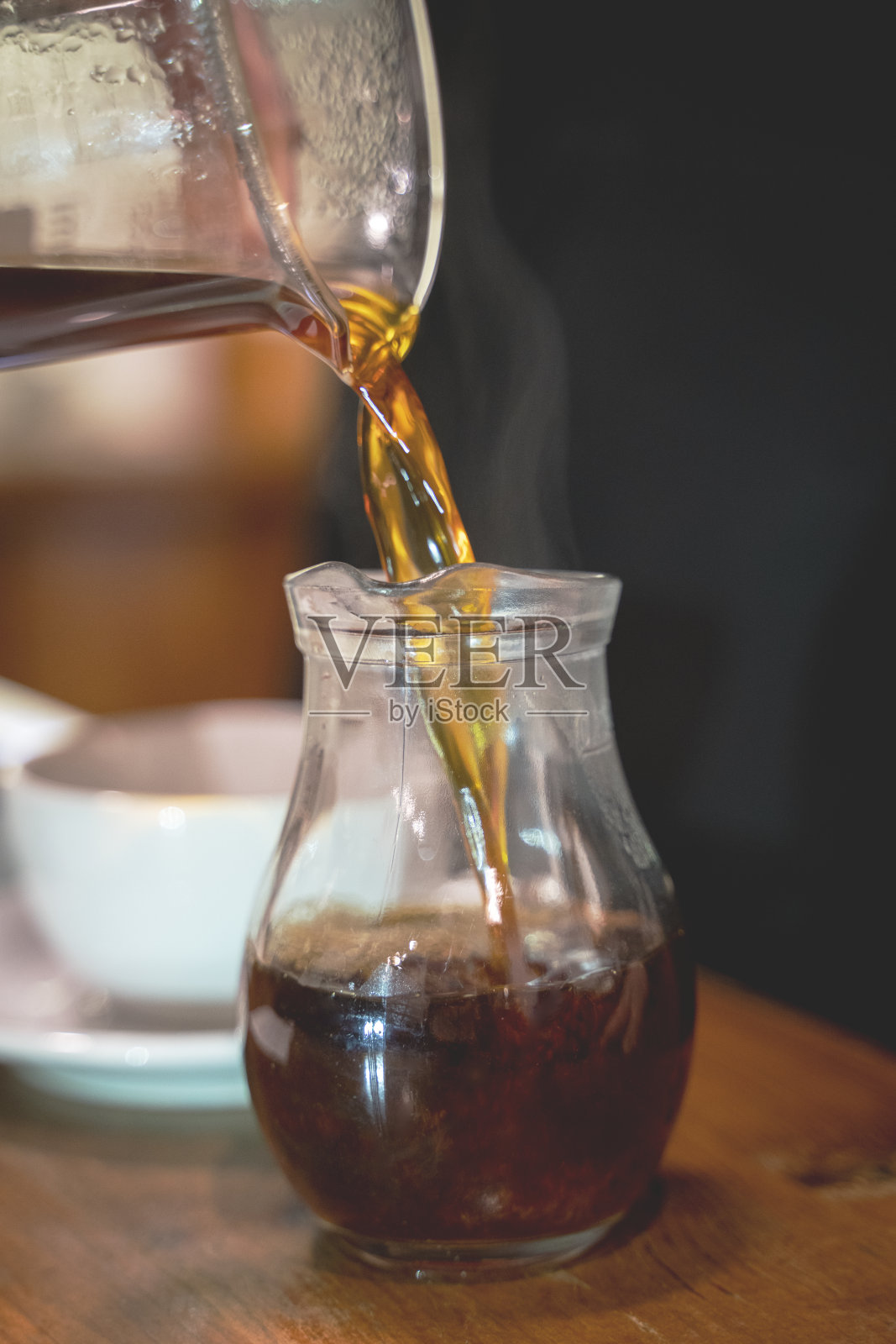 咖啡师把过滤咖啡倒入杯子stock照片照片摄影图片