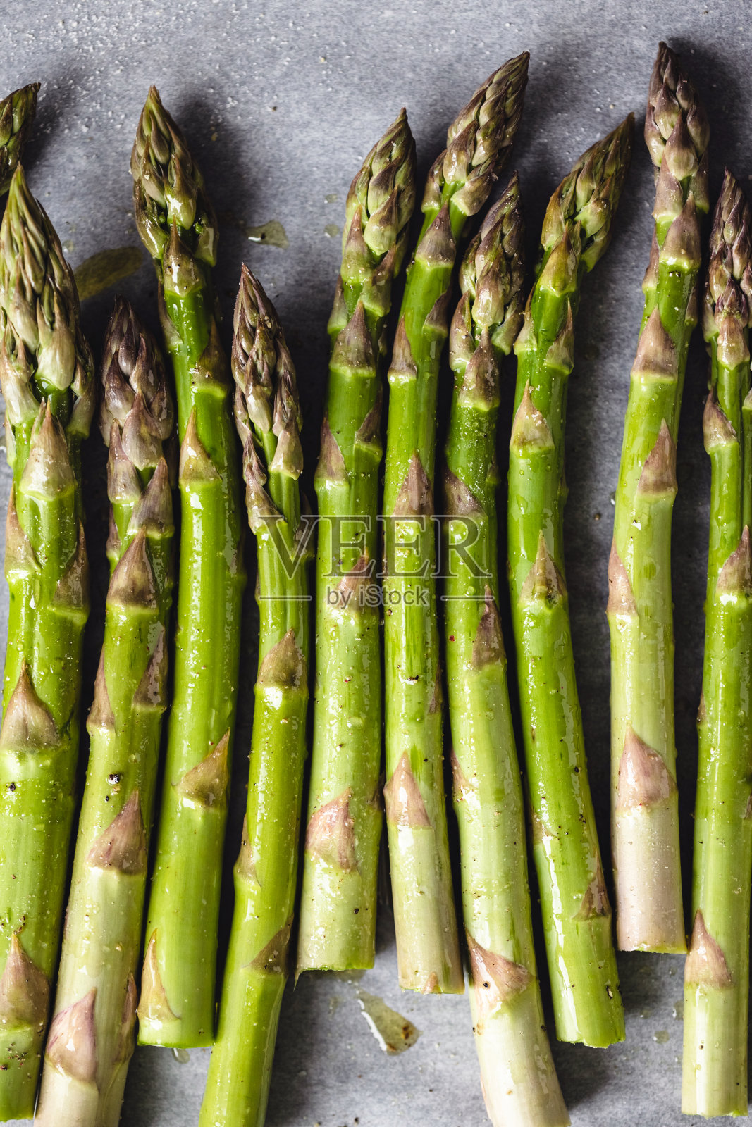 新鲜芦笋摆上餐桌。照片摄影图片