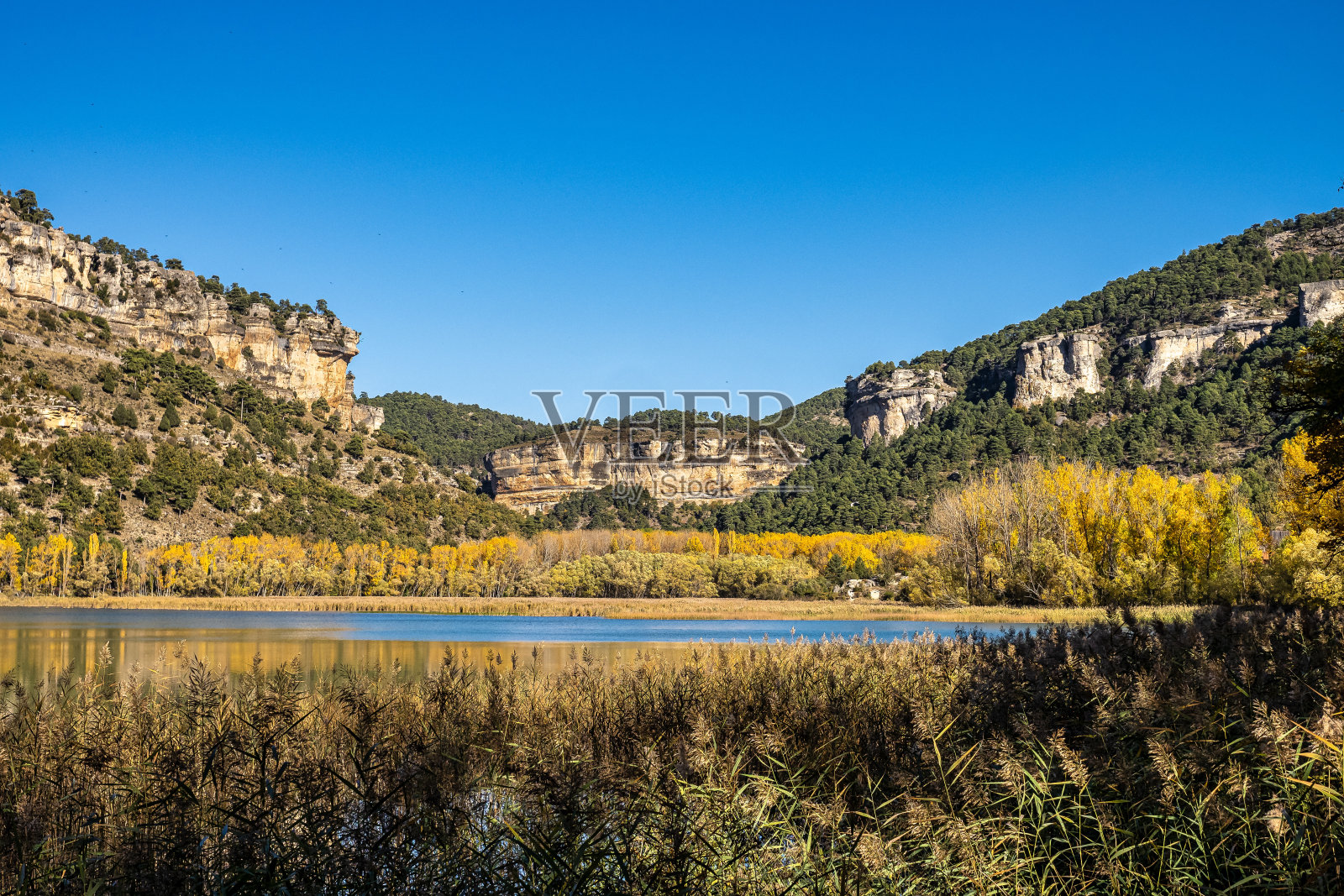 乌纳泻湖，位于西班牙卡斯蒂利亚·拉曼查昆卡省乌纳镇的泻湖照片摄影图片