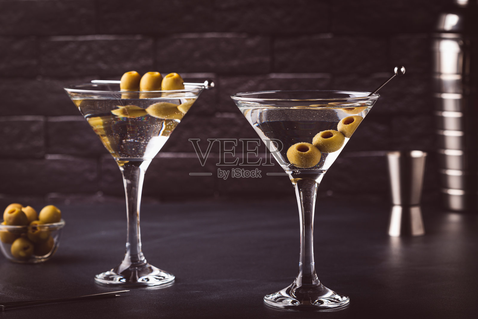 马提尼鸡尾酒放在黑色的石桌上。照片摄影图片