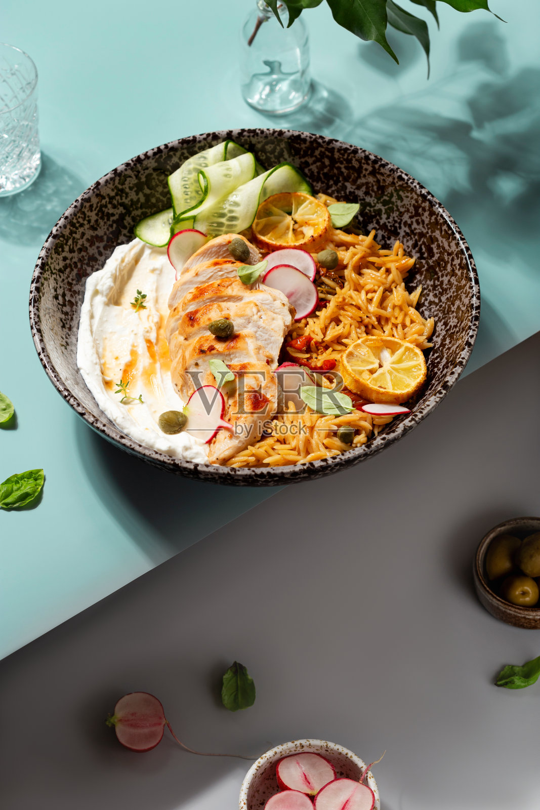 鸡肉、菲达奶酪和番茄干的意大利米形面照片摄影图片