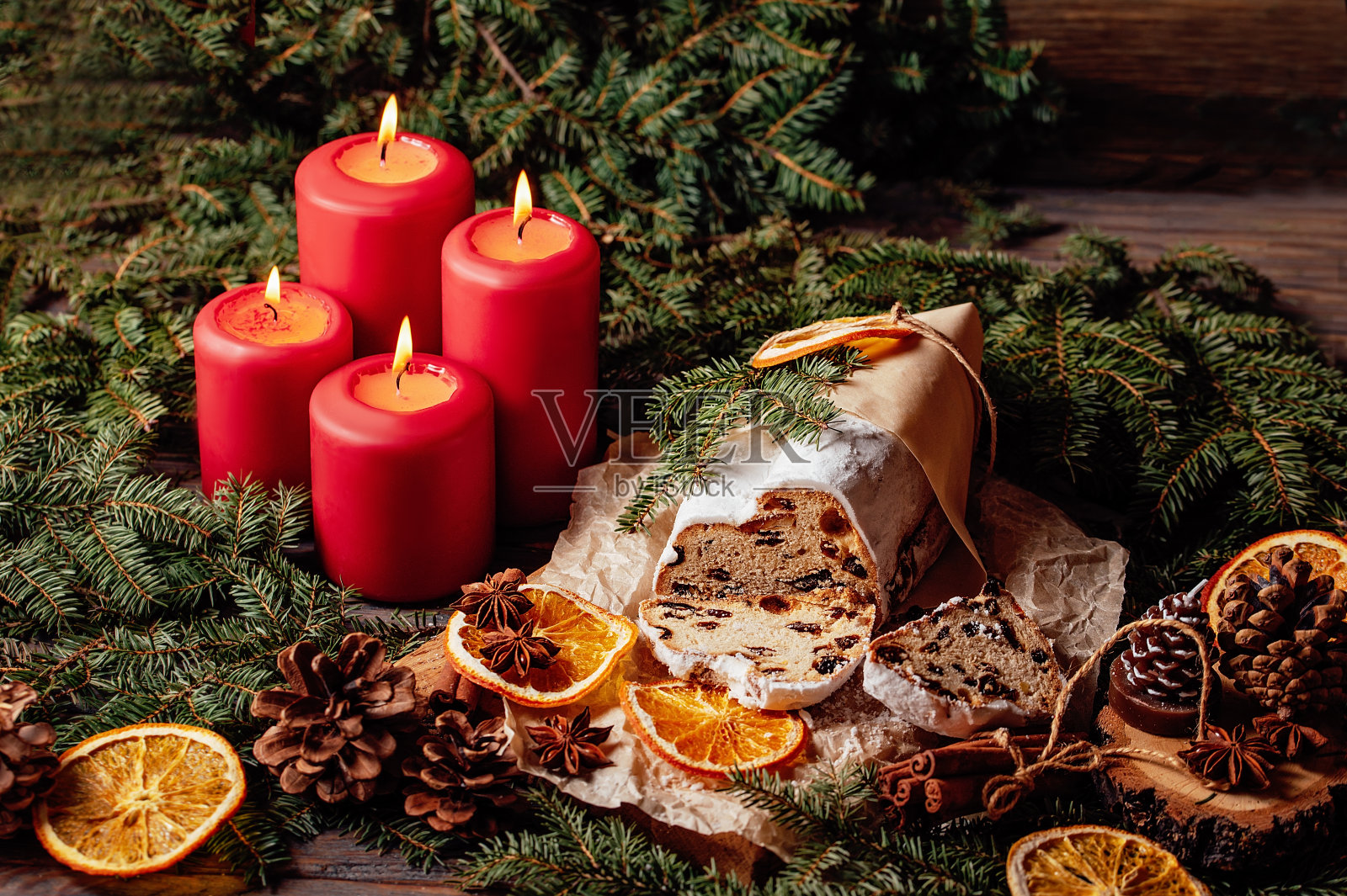 木制背景上的圣诞礼物。烘焙的圣诞节照片摄影图片