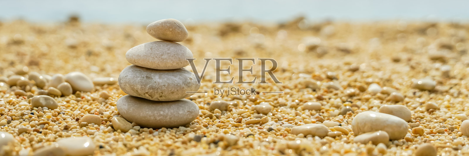 禅宗平衡的石头堆叠在海滩上照片摄影图片