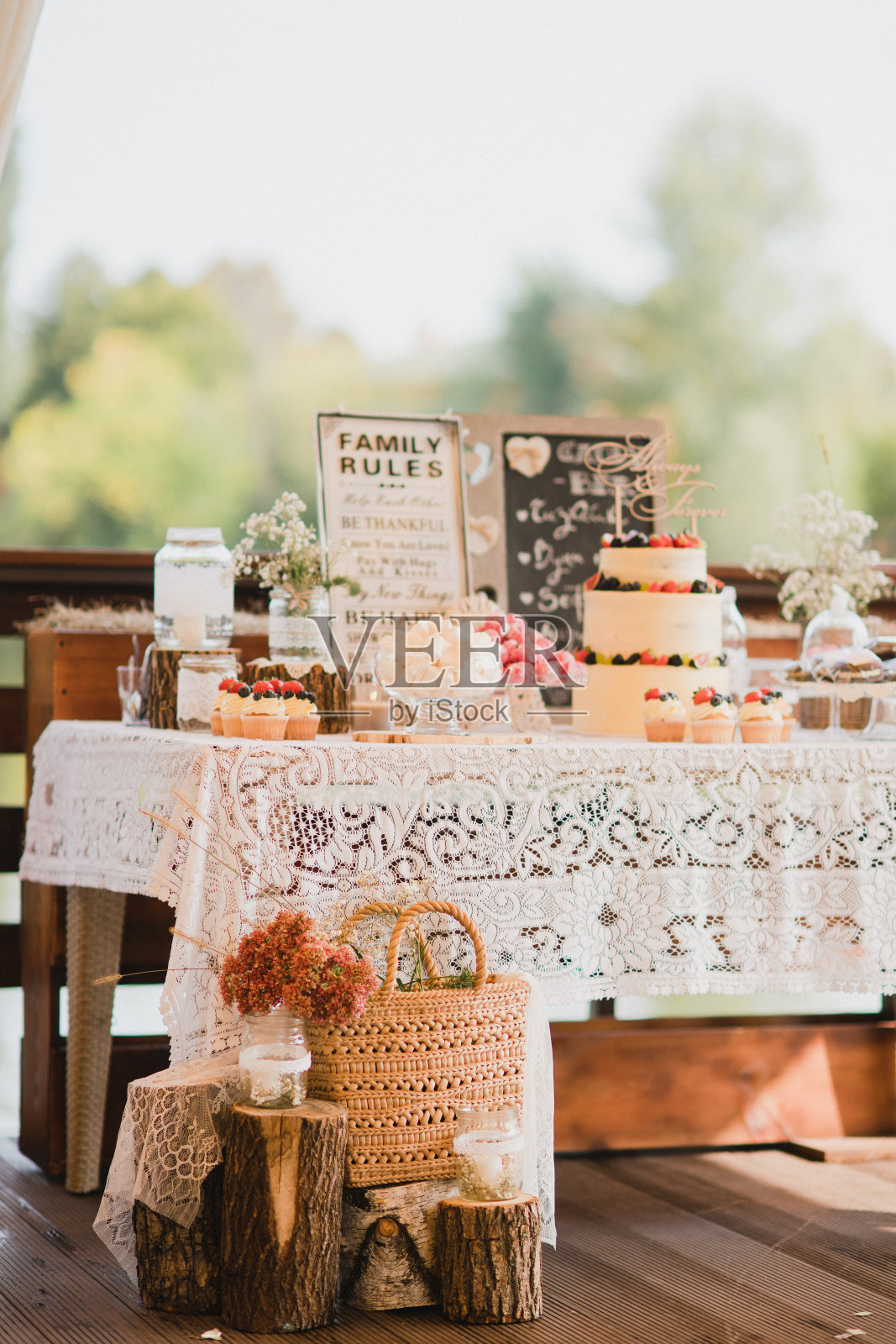 婚宴上的糖果棒配上美味的甜点和开胃菜。照片摄影图片