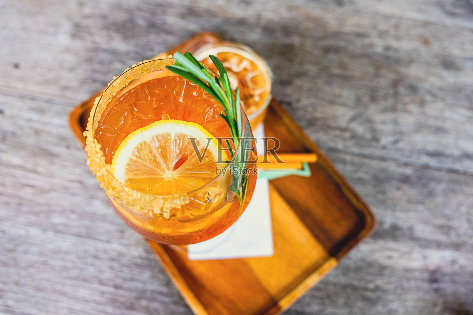 新鲜的夏季橘子饮料鸡尾酒世界倒在玻璃饮料业务。照片摄影图片