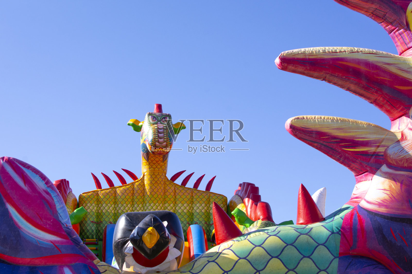 白俄罗斯明斯克——2022年5月9日:巴甫洛夫公园度假。明斯克，孩子们在蹦床上跳照片摄影图片