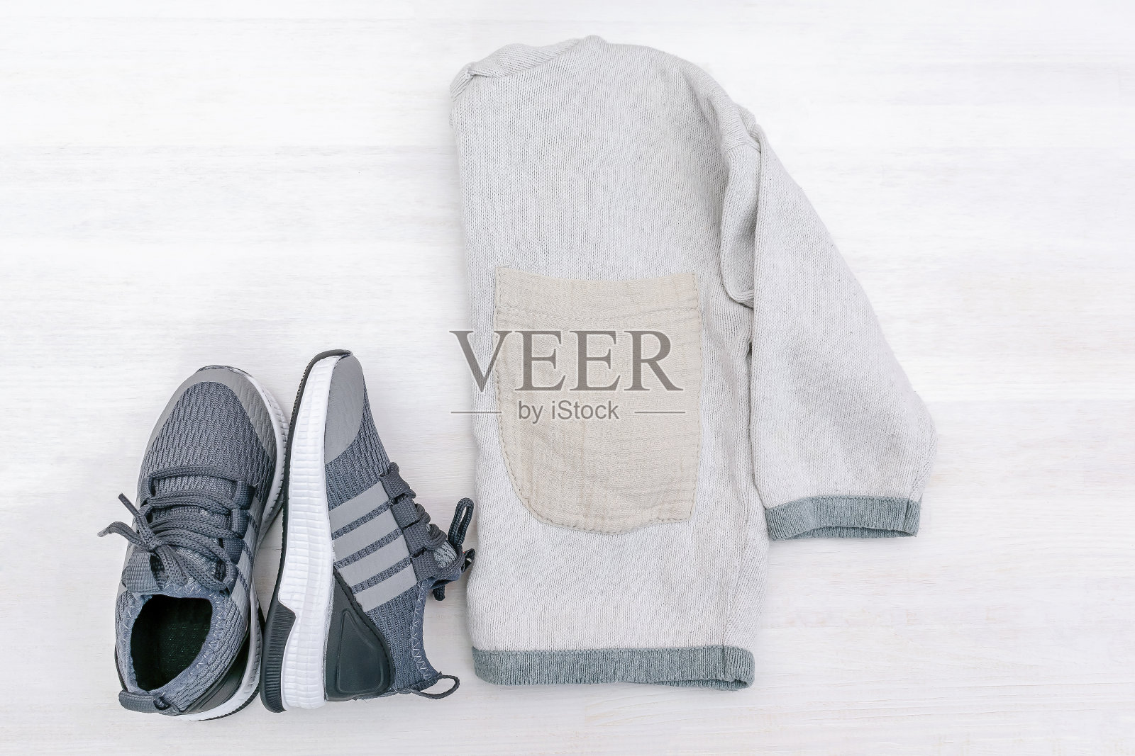 跳投和运动鞋。成套的婴儿儿童服装和配件的春天，秋天或夏天的白色背景。时尚的孩子。平躺，俯视图，头顶照片摄影图片