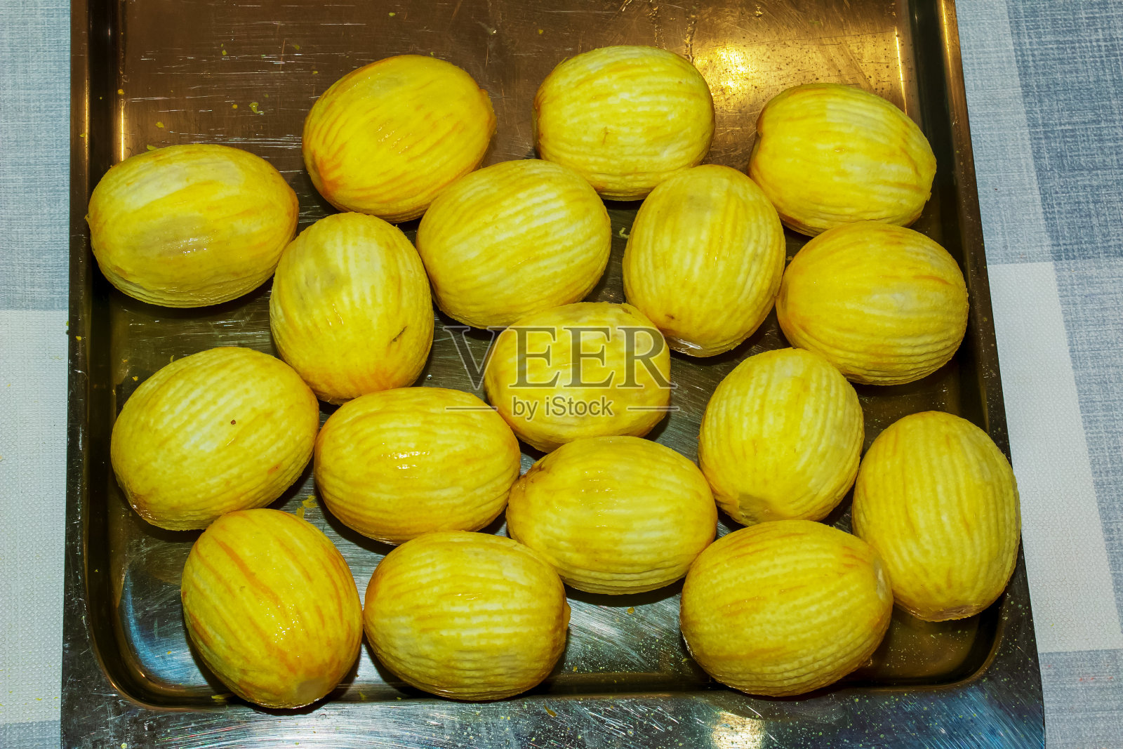 新鲜柑橘的背景。剥皮的柠檬在桌子上。照片摄影图片