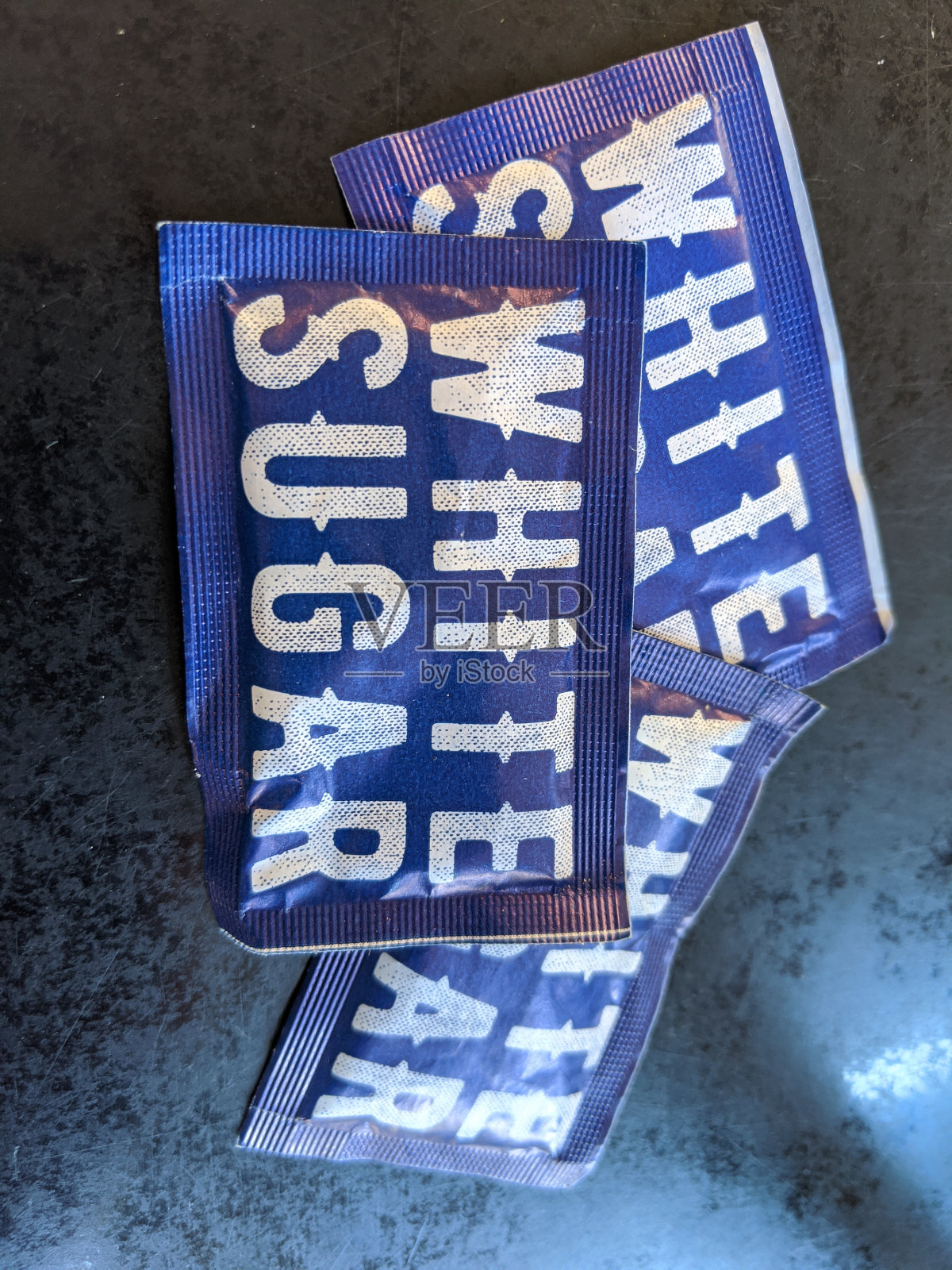 白砂糖包：用于茶或咖啡的密封纸包甜味剂照片摄影图片