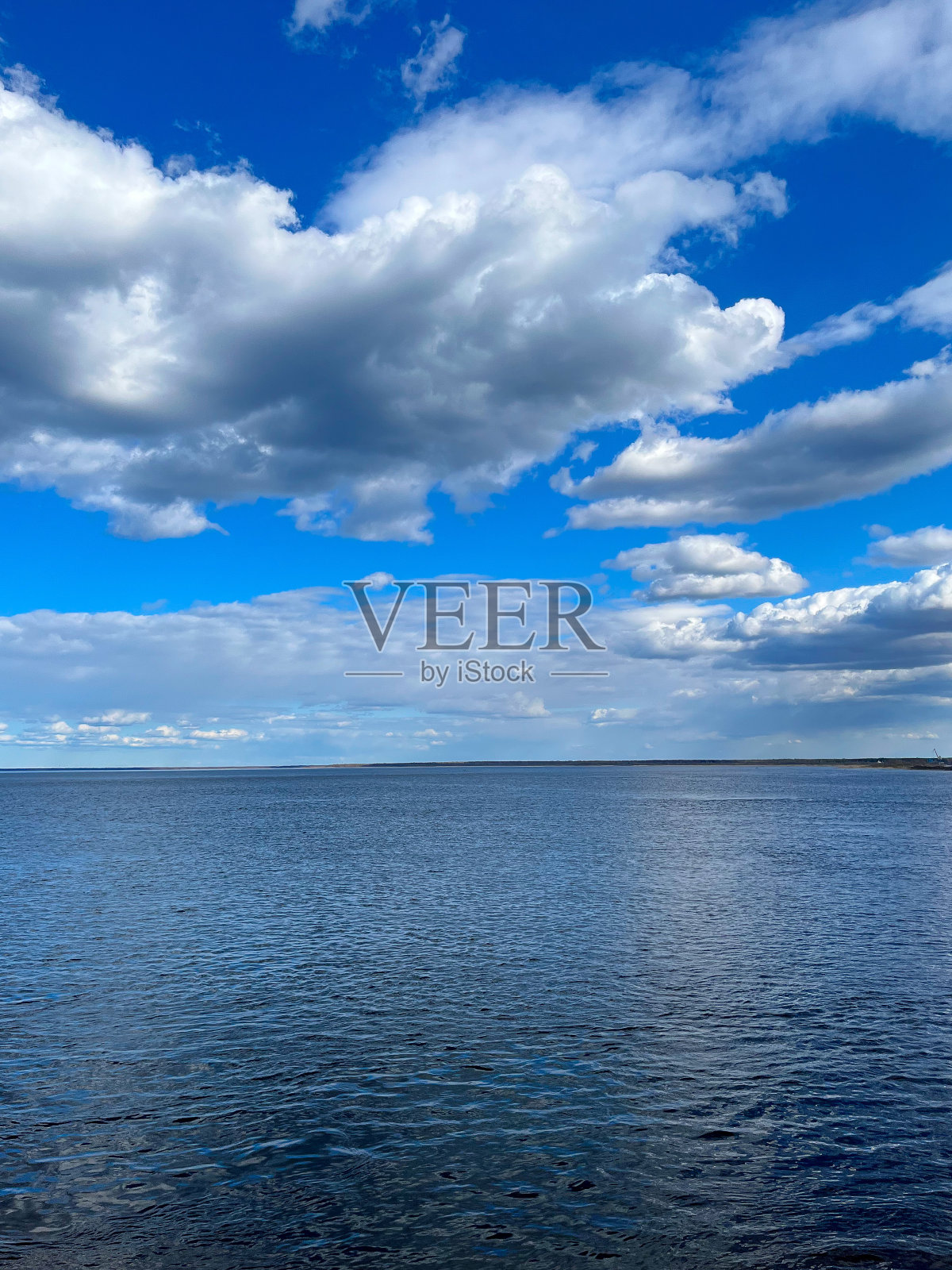 蓝色的湖水，蓝色的天空和白云照片摄影图片