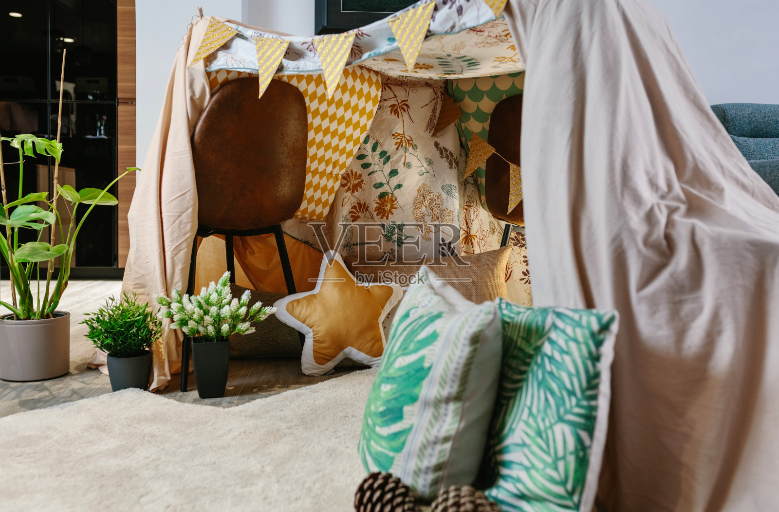 客厅里的自制帐篷照片摄影图片