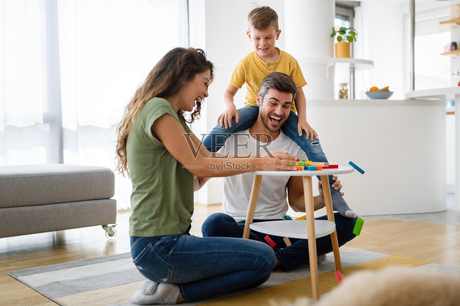 快乐的家庭在家里玩照片摄影图片