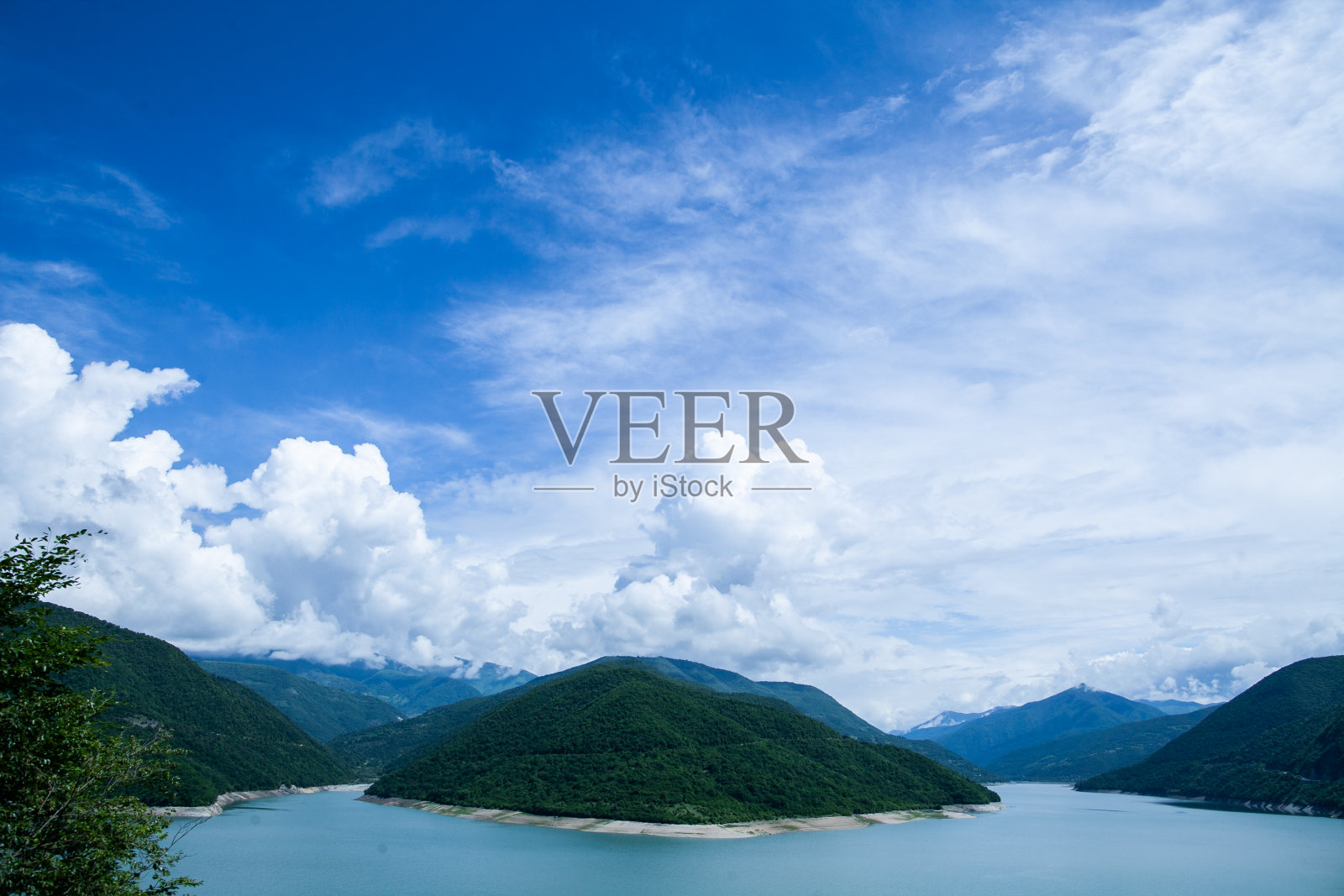 景观以蓝色调湖泊，总体规划照片摄影图片