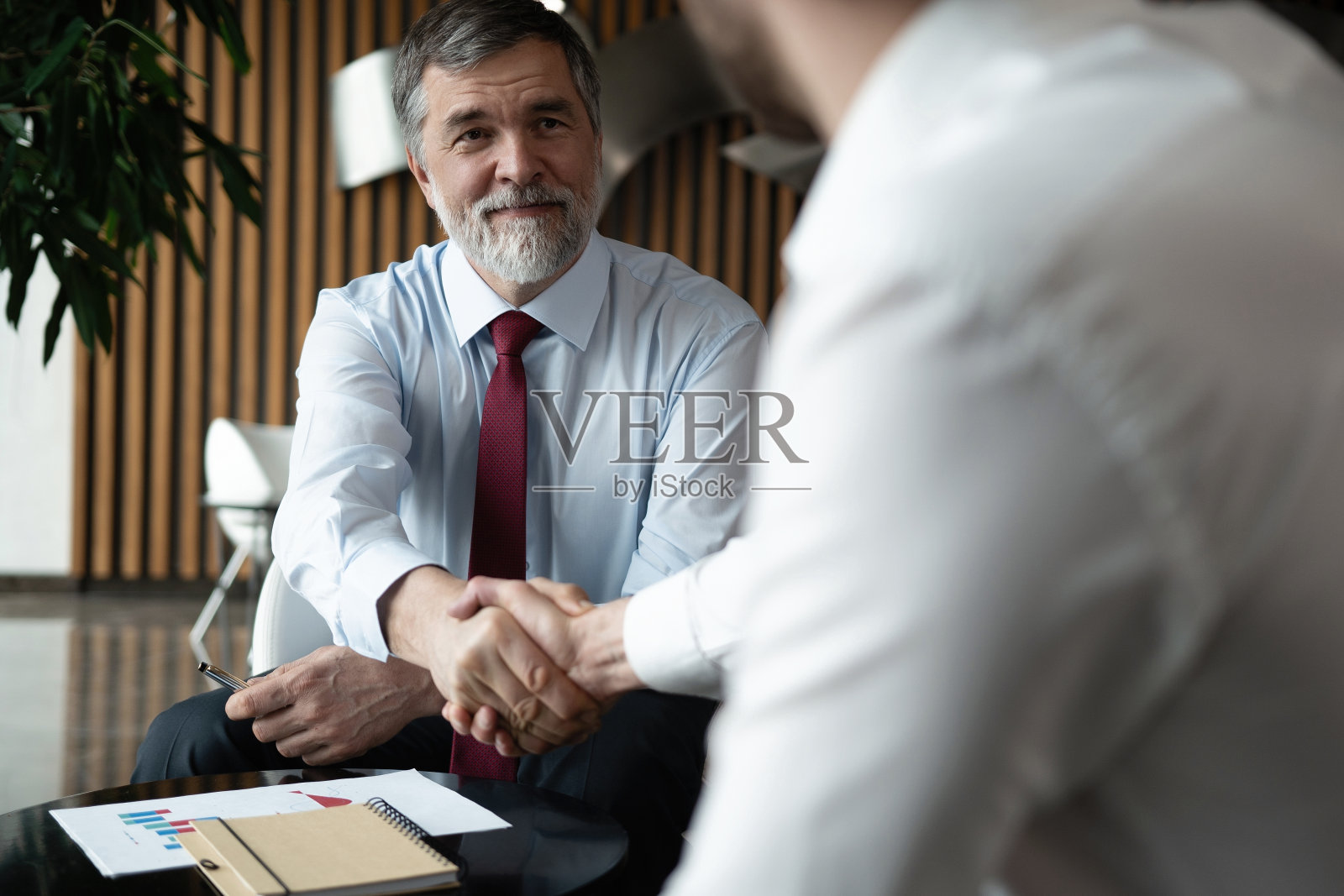 办公室商业伙伴会议。很高兴认识你。照片摄影图片