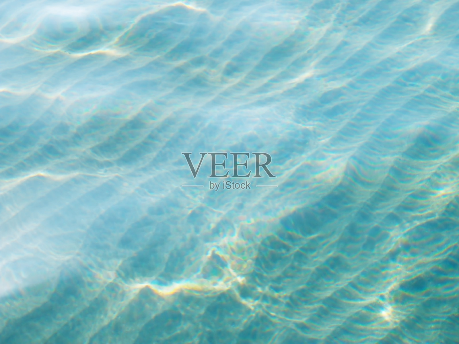 绿松石色阳光灿烂的沙滩水面图像处理纹理照片。照片摄影图片