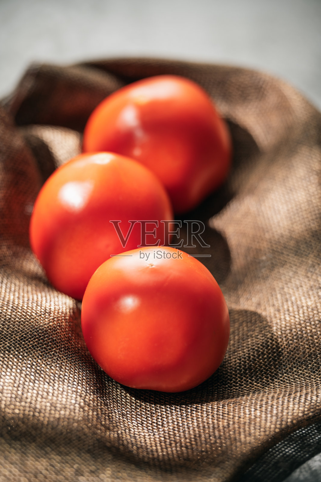 阳光照在西红柿上照片摄影图片