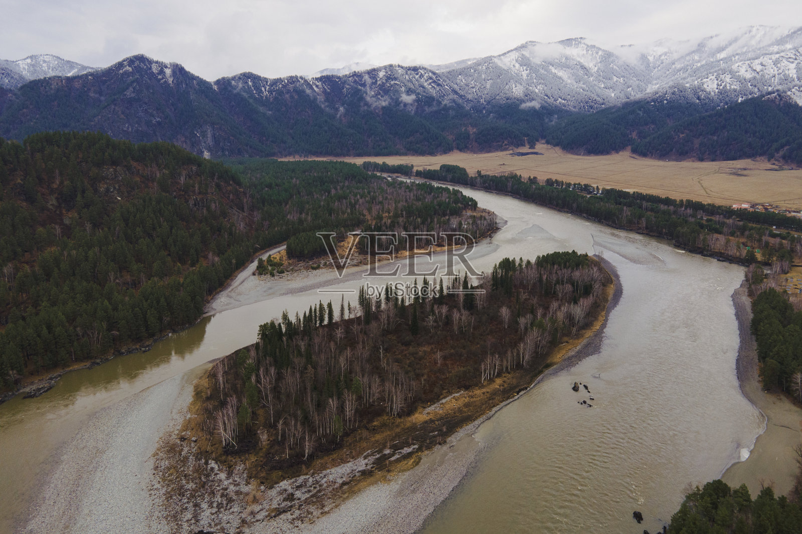 山河上有石头。快速的水流。水照片纹理。灰色河流在热带墙纸。森林中的河流泛舟。水花湍急的河水纹理。纹理自然水。清泉顶景照片摄影图片