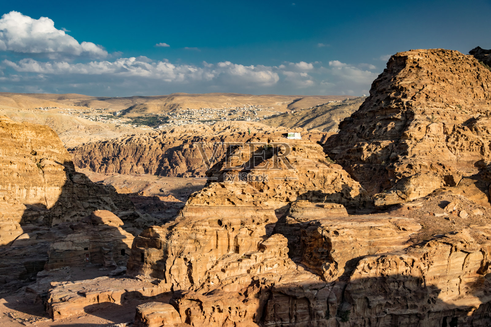 约旦佩特拉古城的悬崖石刻建筑与小镇照片摄影图片