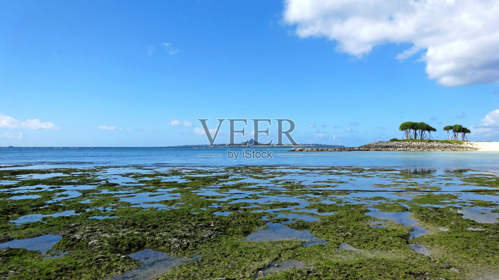 翡翠海滩从远处看冲绳岛照片摄影图片