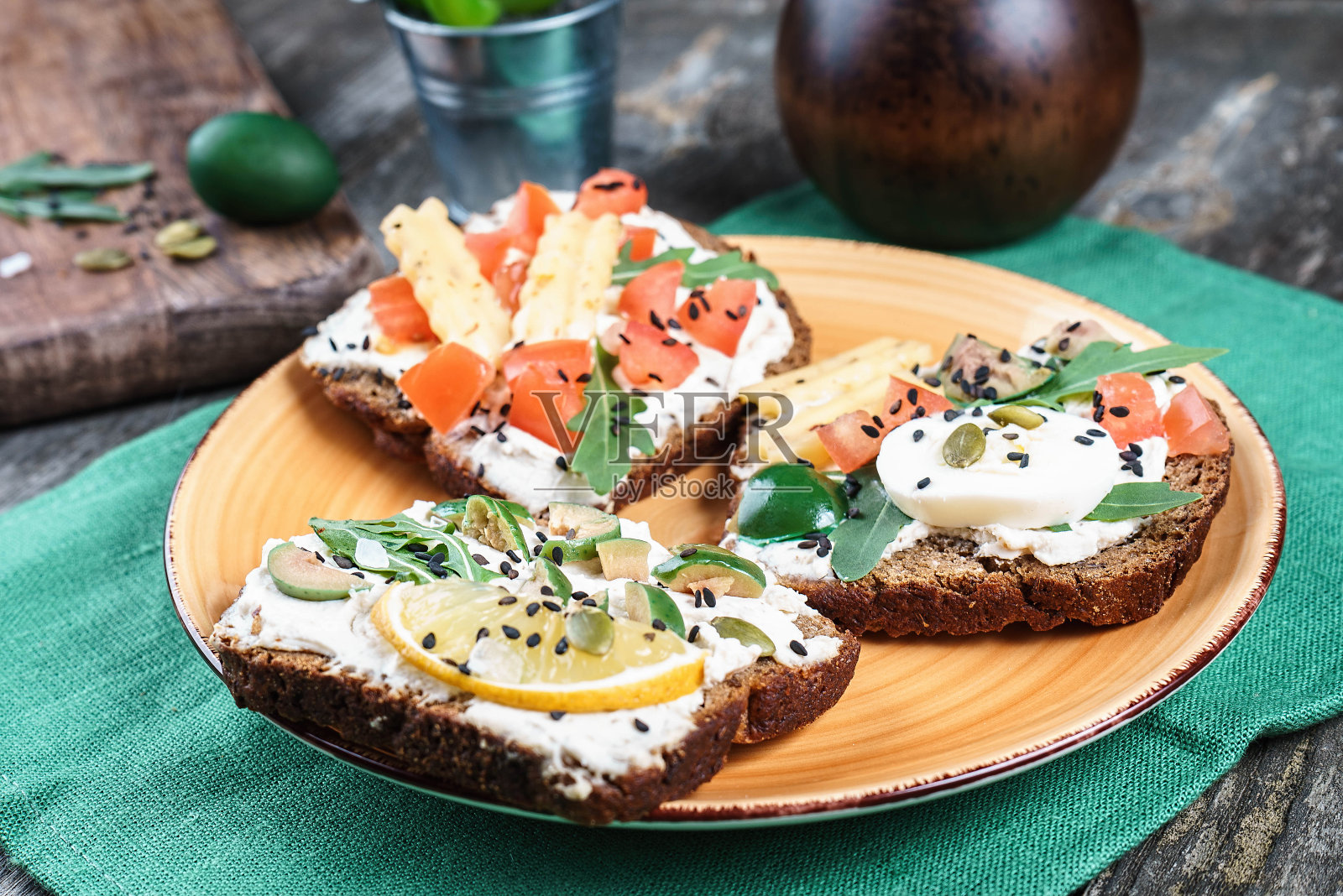 一套开放黑麦面包三明治与各种馅料。各种开口三明治。各种各样的小三明治照片摄影图片