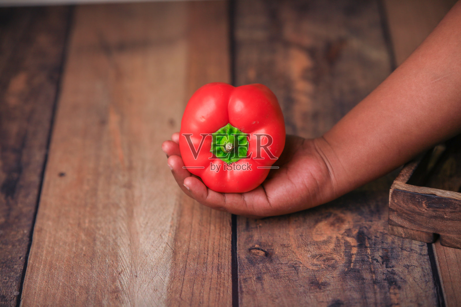 红绿黄柿子椒辣椒放在木桌上，选择性聚焦和模糊照片摄影图片