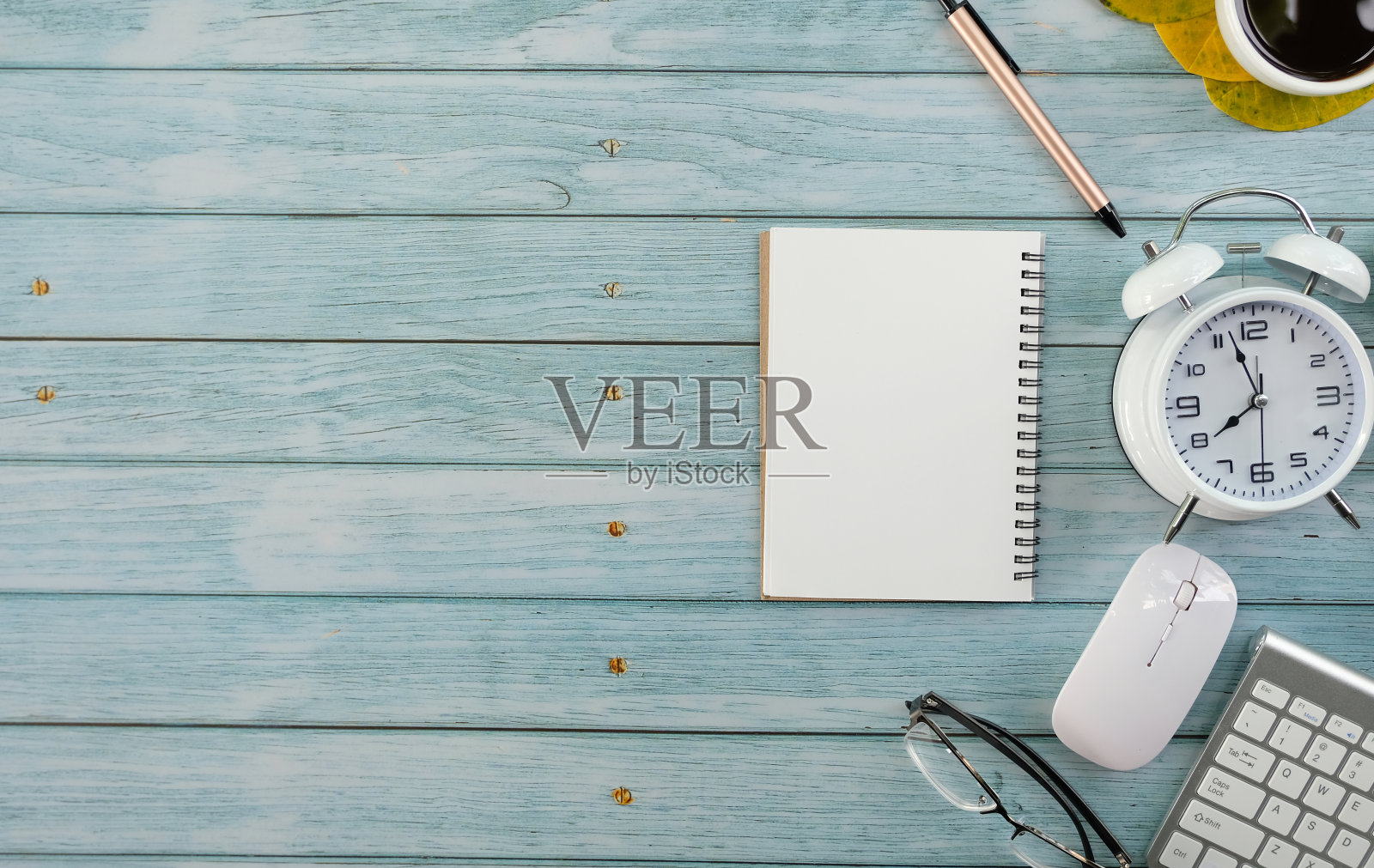 这个办公工作站包括电脑和附件。布局很简单。俯视图有很多空间照片摄影图片