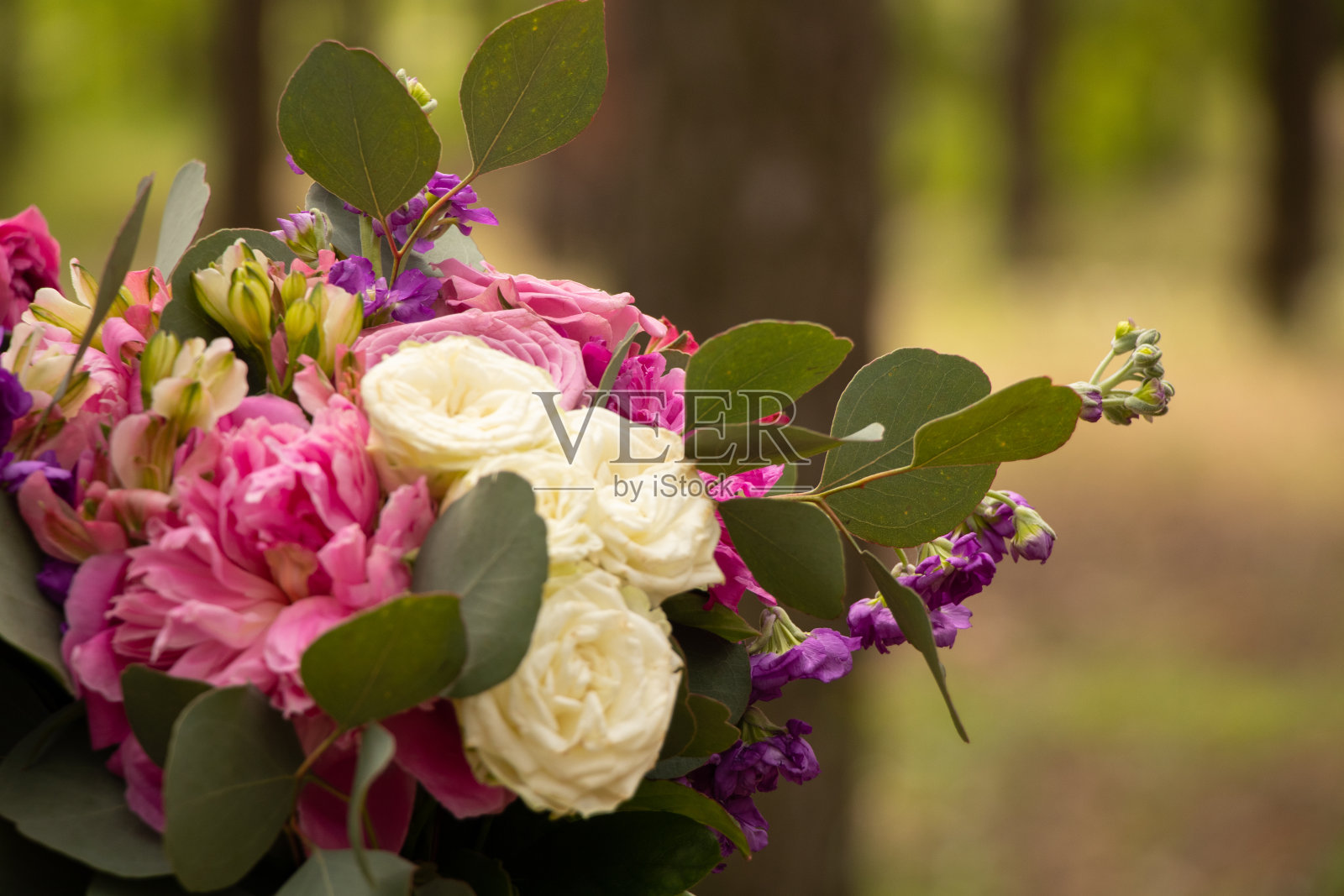 婚礼花束的新娘特写，婚礼花在新娘的手中照片摄影图片